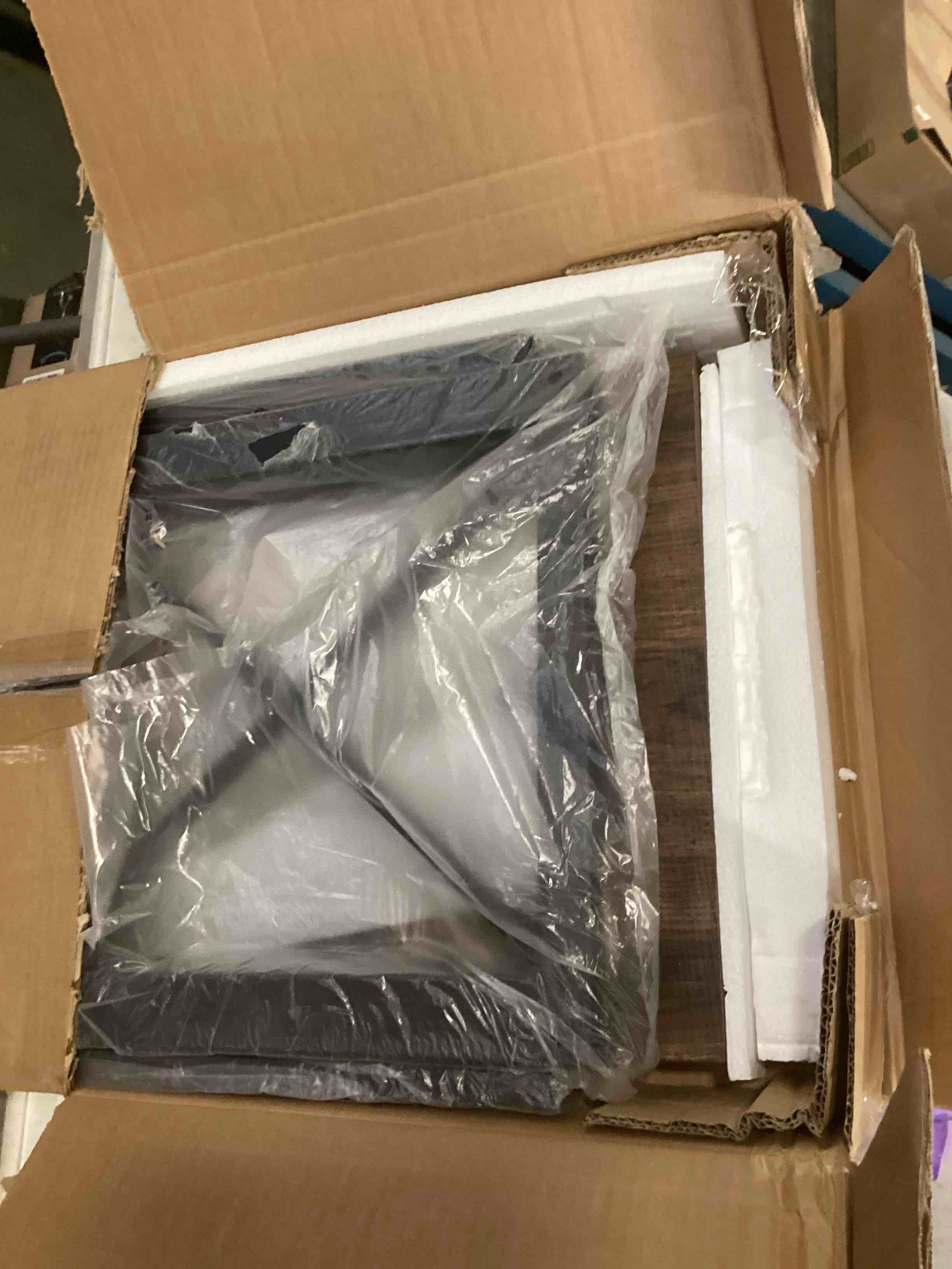 https://s3.amazonaws.com/lotting-images-prod/bidfta/PNK2126693_1740683590315.jpeg