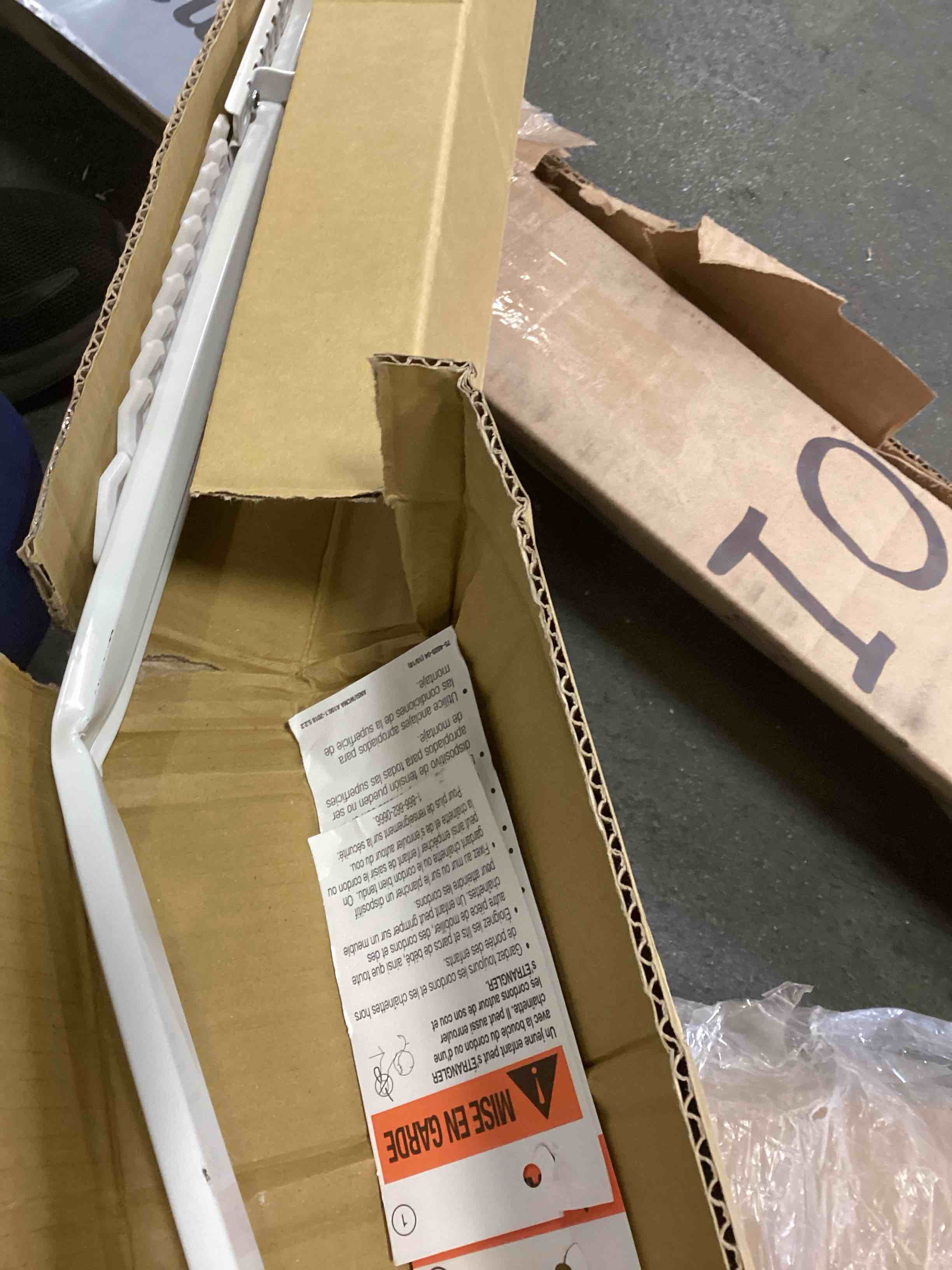https://s3.amazonaws.com/lotting-images-prod/bidfta/PNK2132854_1741632119596.jpeg