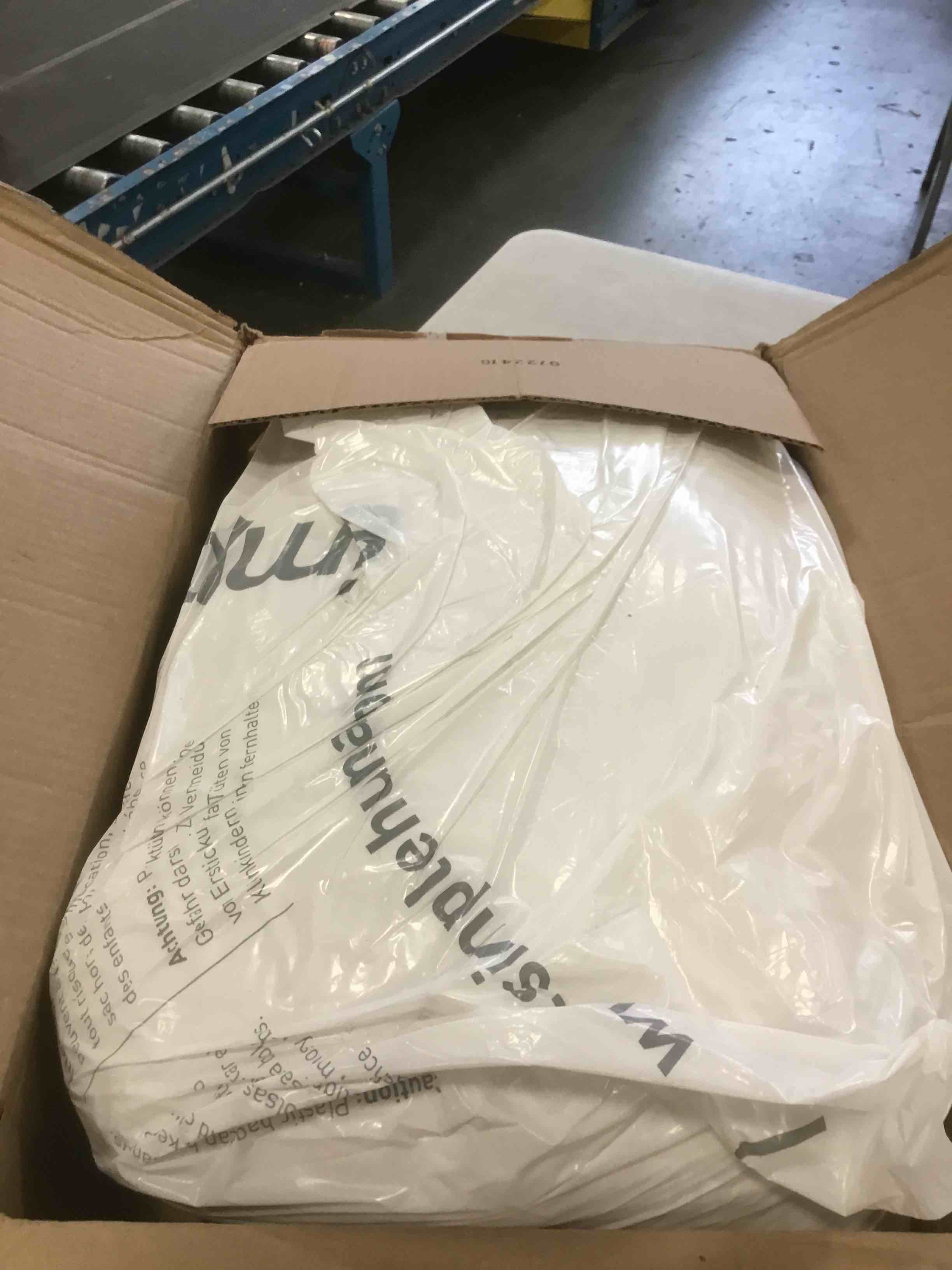 https://s3.amazonaws.com/lotting-images-prod/bidfta/PNK2136885_1741272760281.jpeg