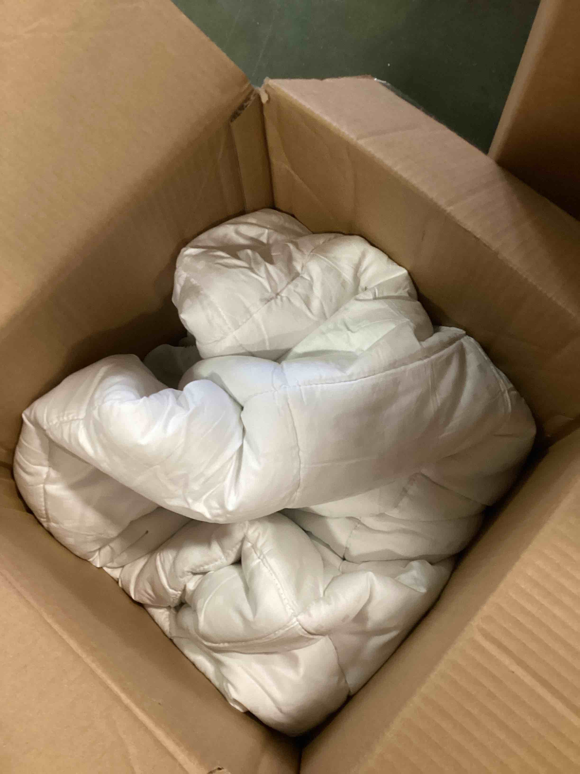 Utopia Bedding Quilted Fitted Mattress Pad, Queen Size, Elastic Fitted Mattress Topper Protector and Cover Stretches up to 16 Inches Deep, Machine Washable (White)