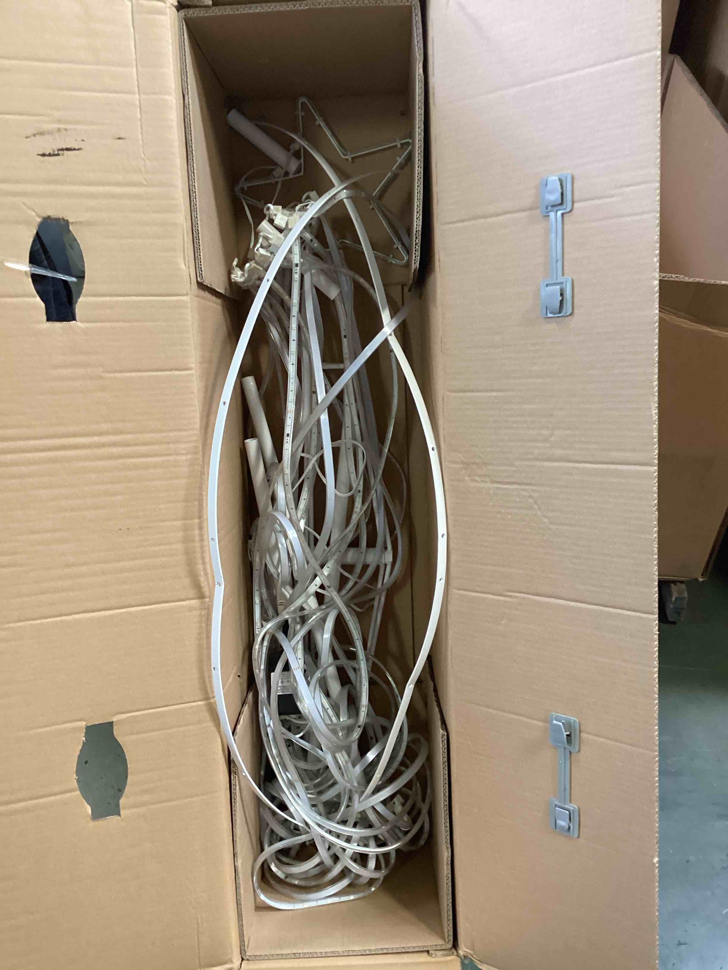 https://s3.amazonaws.com/lotting-images-prod/bidfta/PNK2141889_1742842736109.jpeg