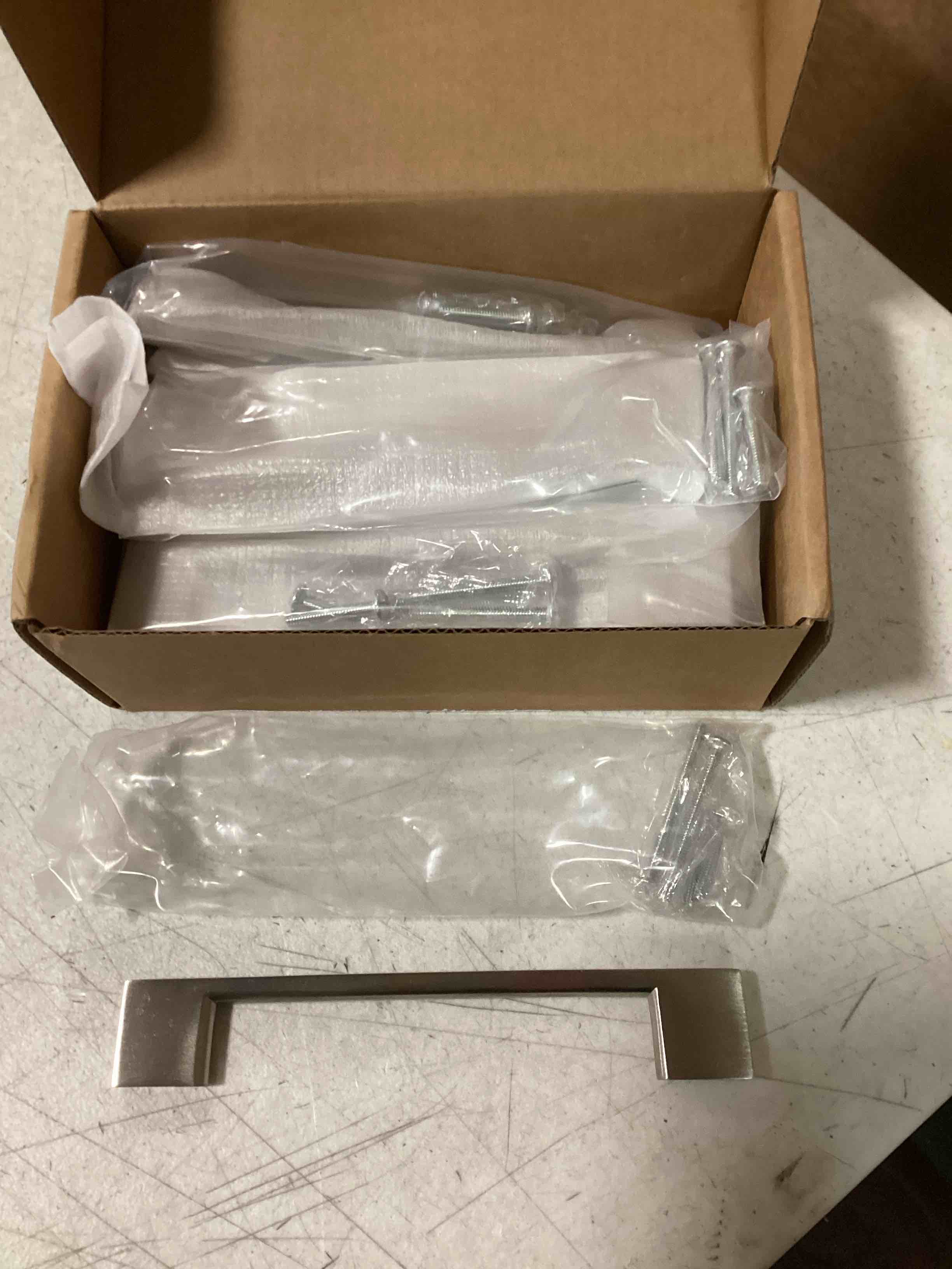 https://s3.amazonaws.com/lotting-images-prod/bidfta/PNK2142623_1743682397079.jpeg
