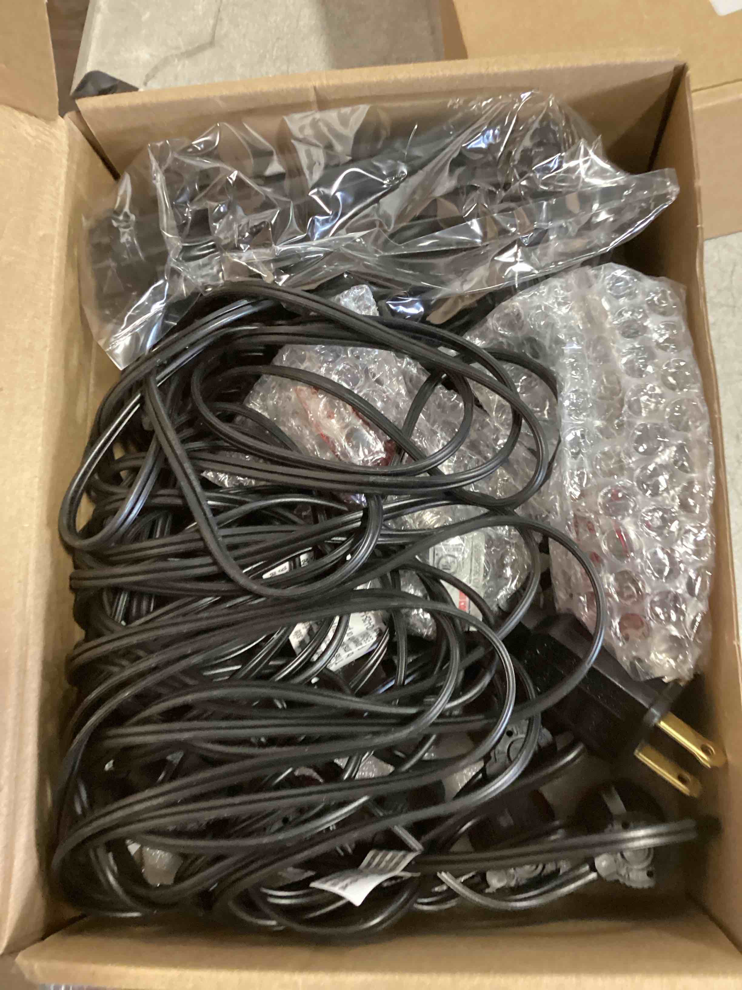 https://s3.amazonaws.com/lotting-images-prod/bidfta/PNK2145493_1741030507562.jpeg