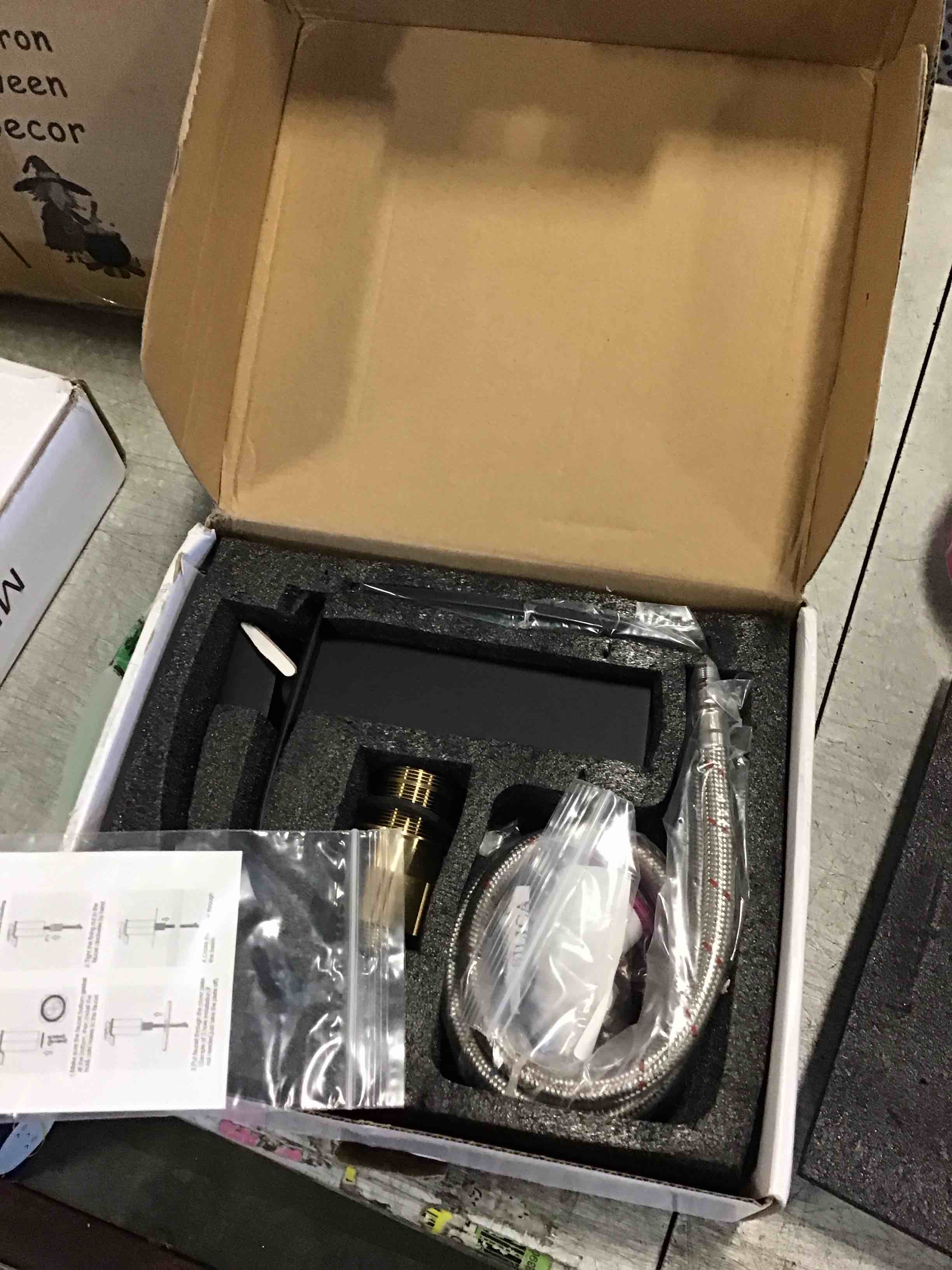 https://s3.amazonaws.com/lotting-images-prod/bidfta/PNK2152947_1735849897968.jpeg