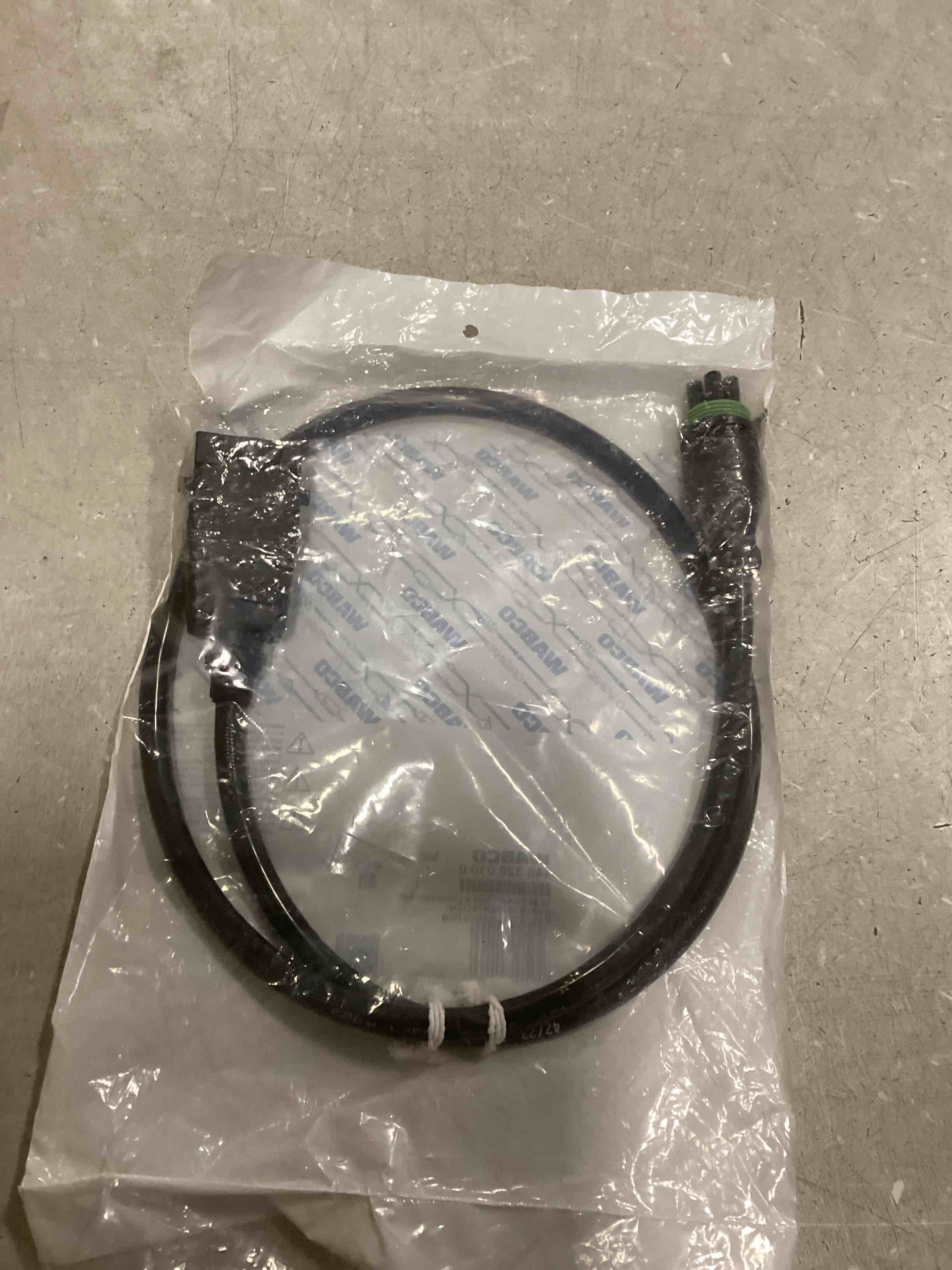 https://s3.amazonaws.com/lotting-images-prod/bidfta/PNK2155297_1736959834286.jpeg