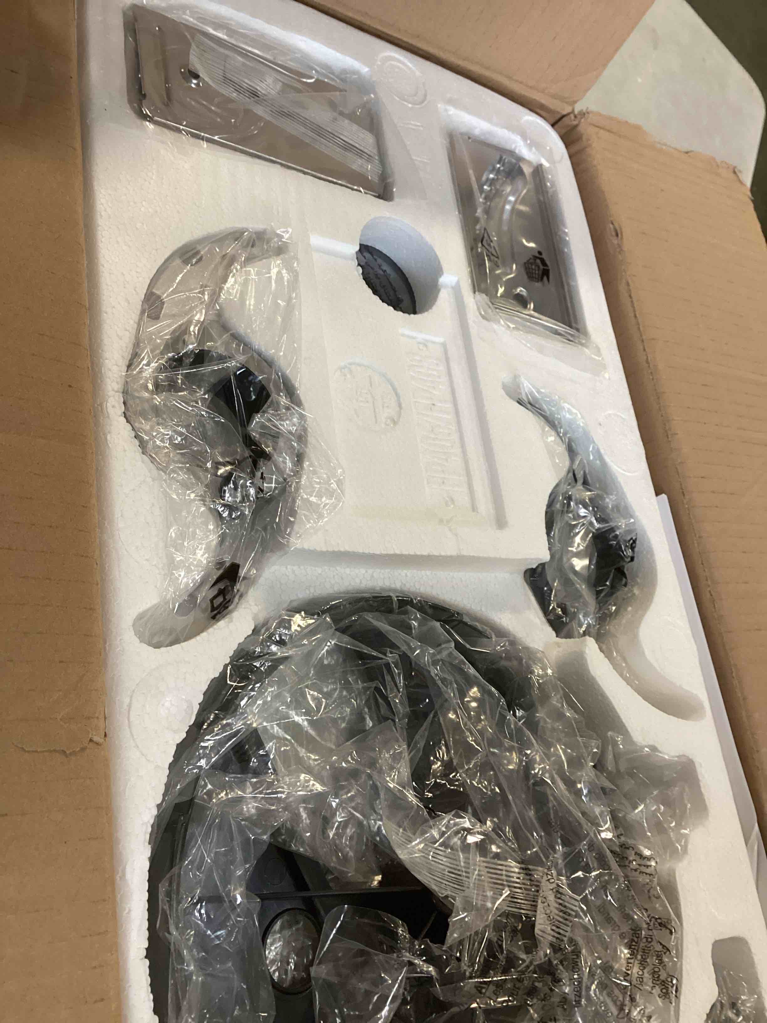 https://s3.amazonaws.com/lotting-images-prod/bidfta/PNK2155592_1737056762134.jpeg