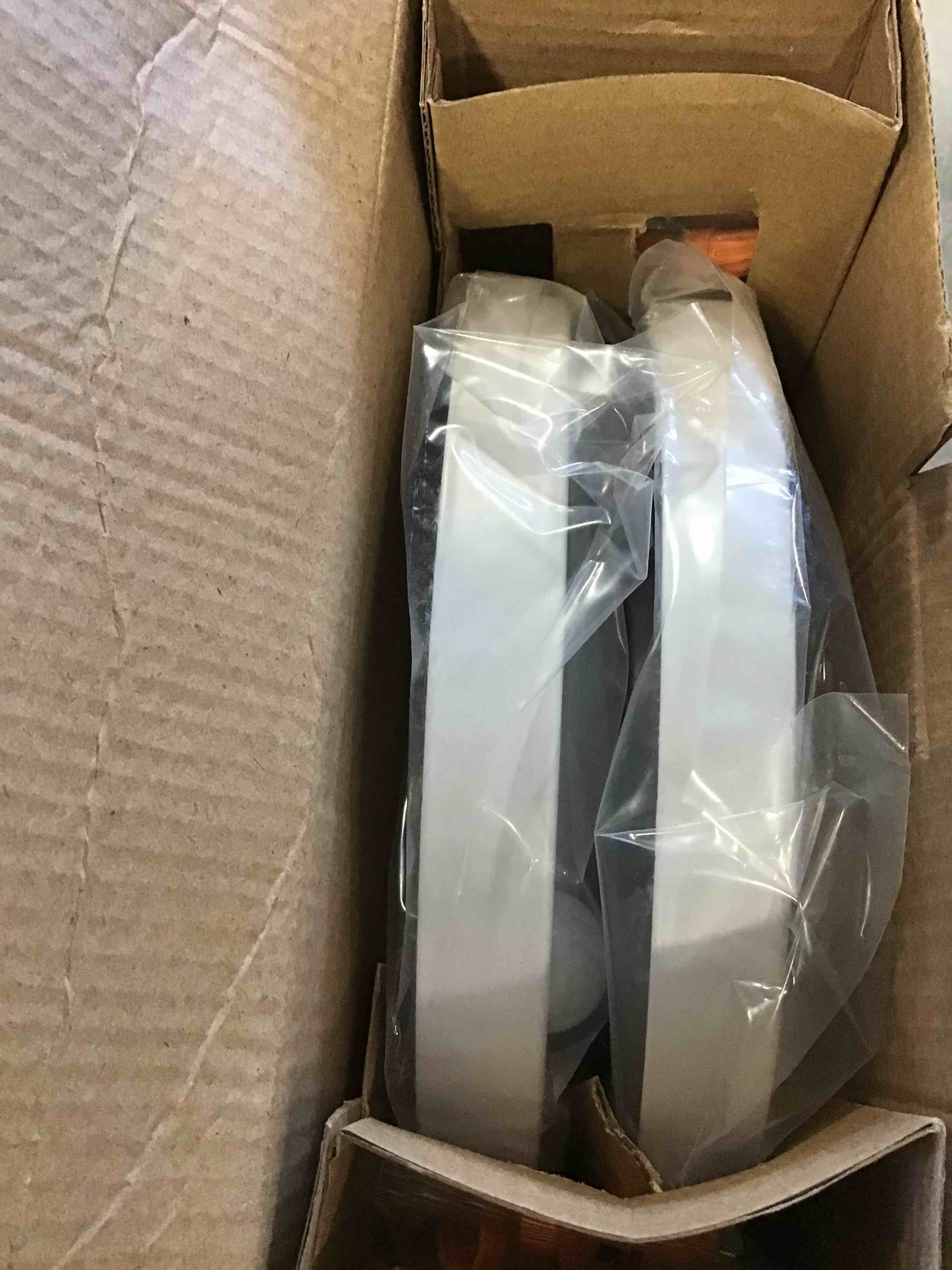https://s3.amazonaws.com/lotting-images-prod/bidfta/PNK2158652_1736003699516.jpeg