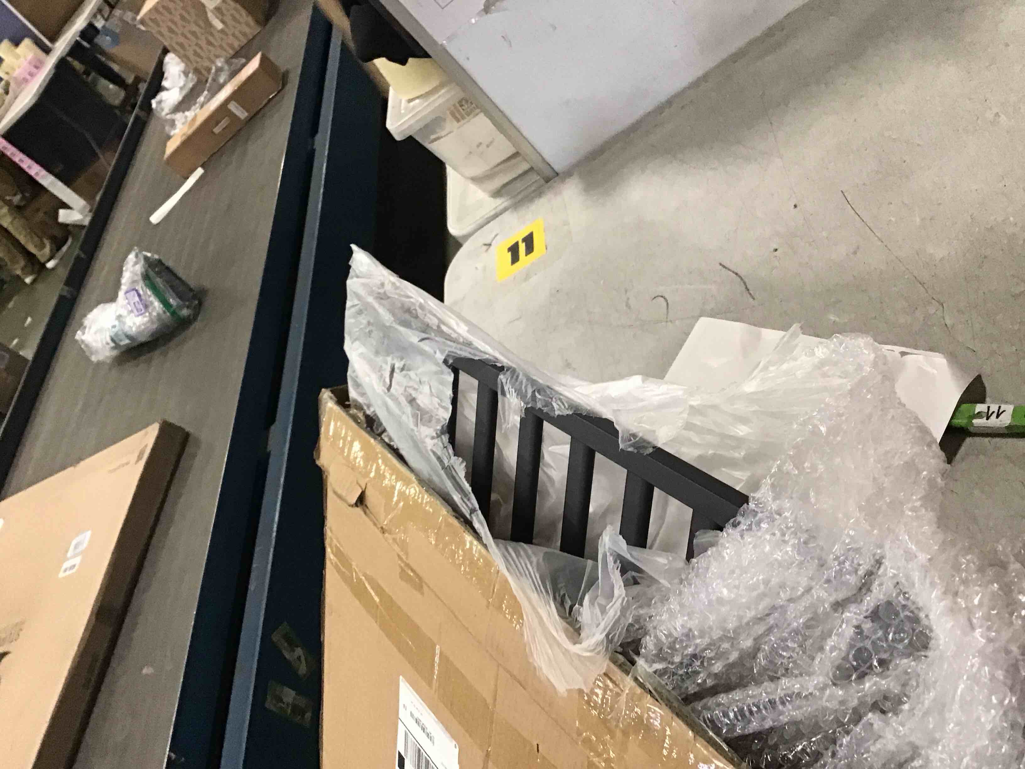https://s3.amazonaws.com/lotting-images-prod/bidfta/PNK2169514_1738684870906.jpeg