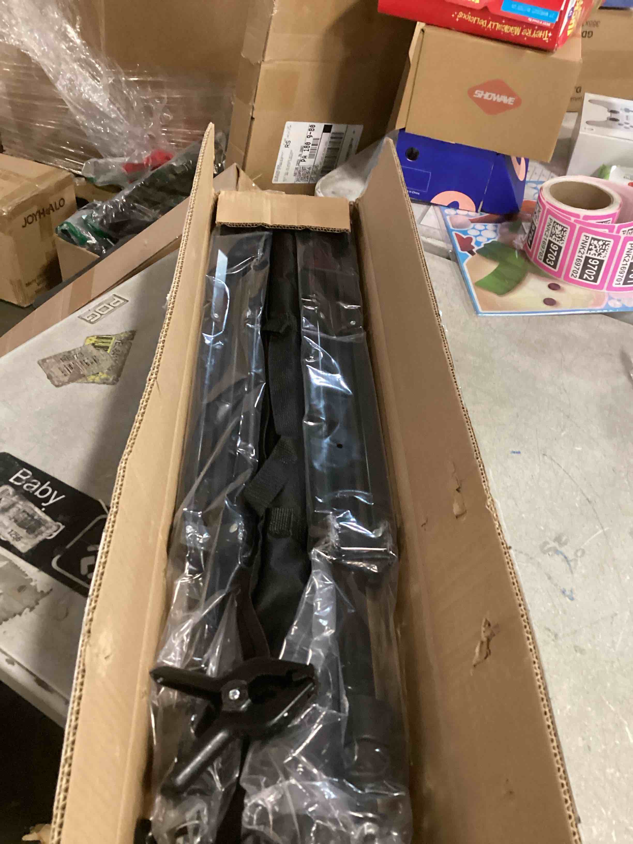 https://s3.amazonaws.com/lotting-images-prod/bidfta/PNK2169668_1738774654079.jpeg