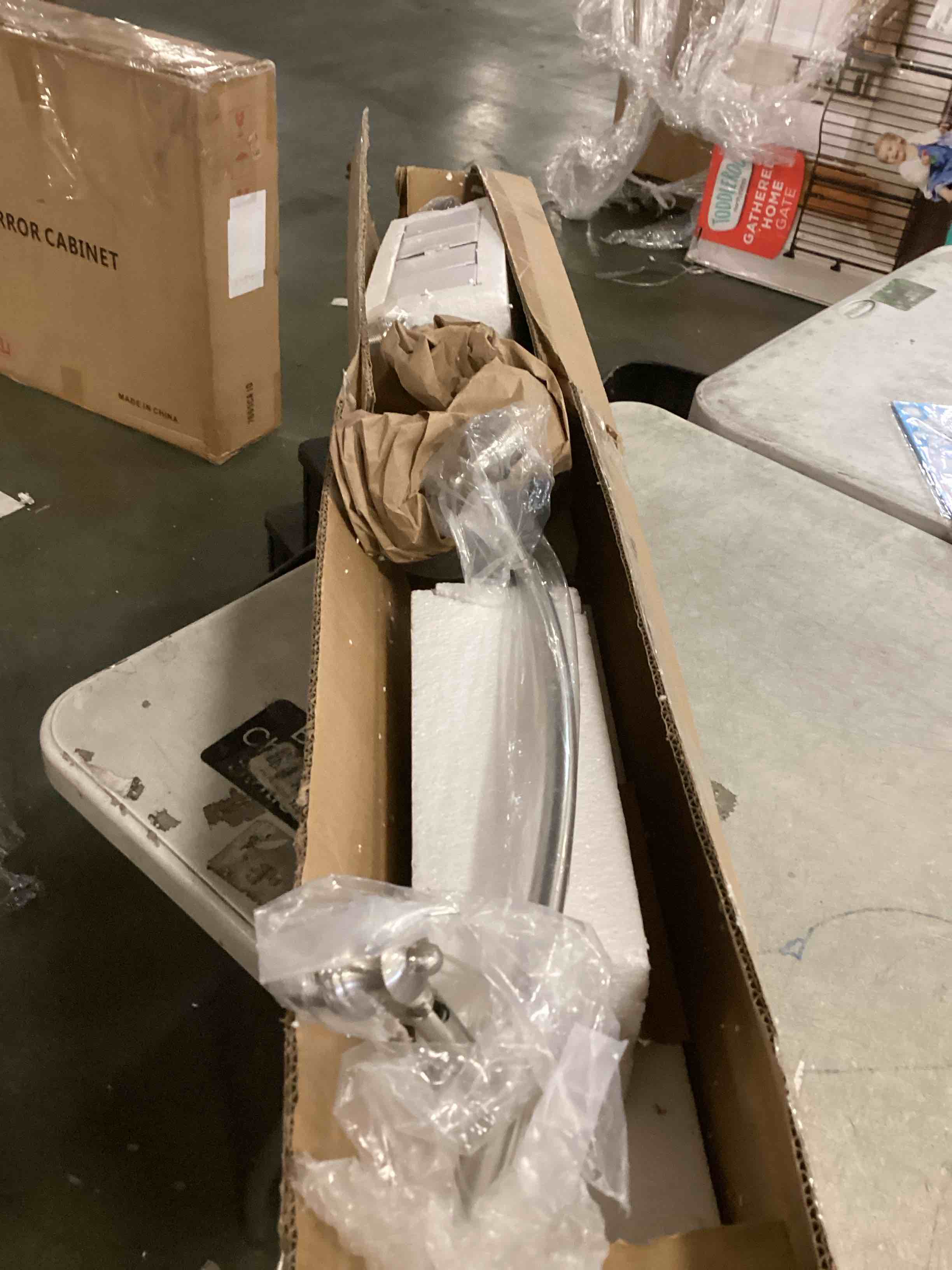 https://s3.amazonaws.com/lotting-images-prod/bidfta/PNK2169690_1738770790904.jpeg