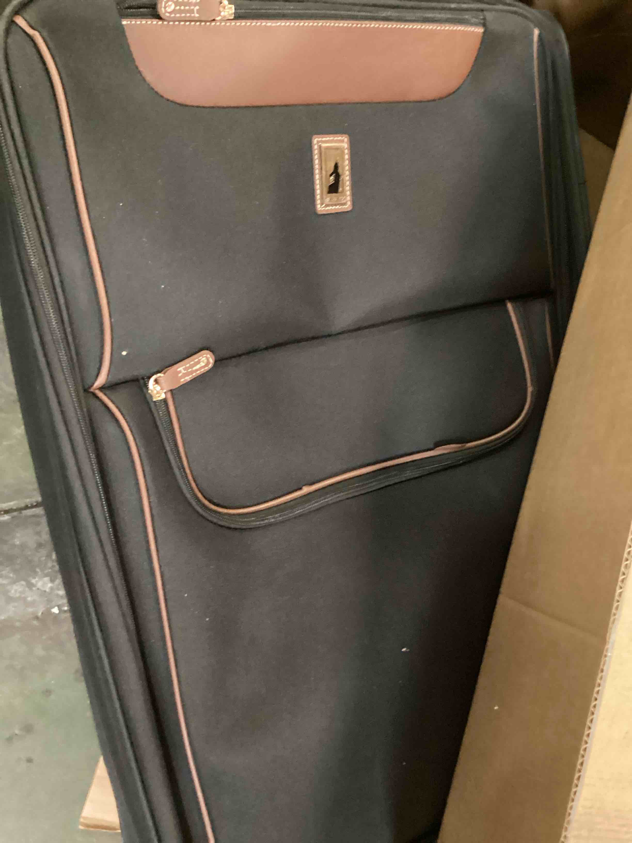 https://s3.amazonaws.com/lotting-images-prod/bidfta/PNK2174041_1737131831819.jpeg