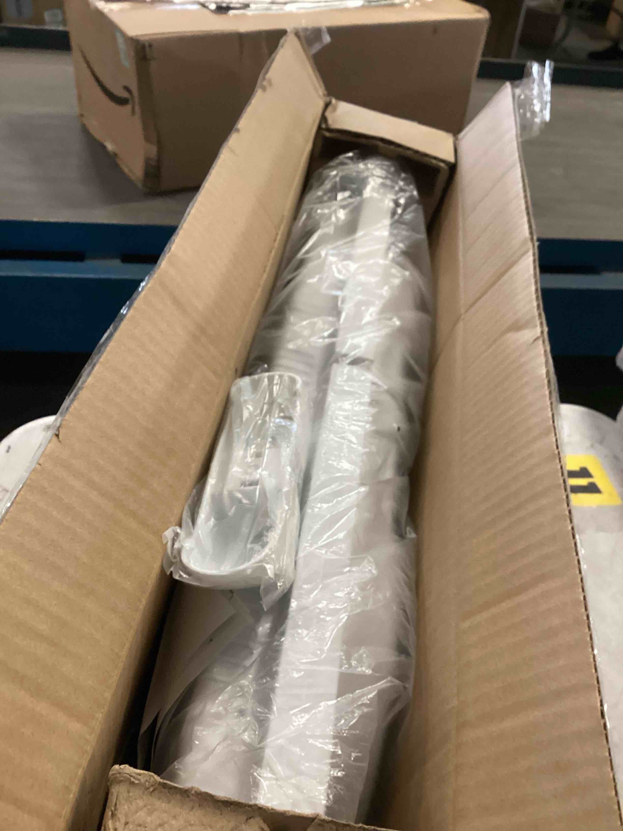 https://s3.amazonaws.com/lotting-images-prod/bidfta/PNK2176374_1744202235808.jpeg