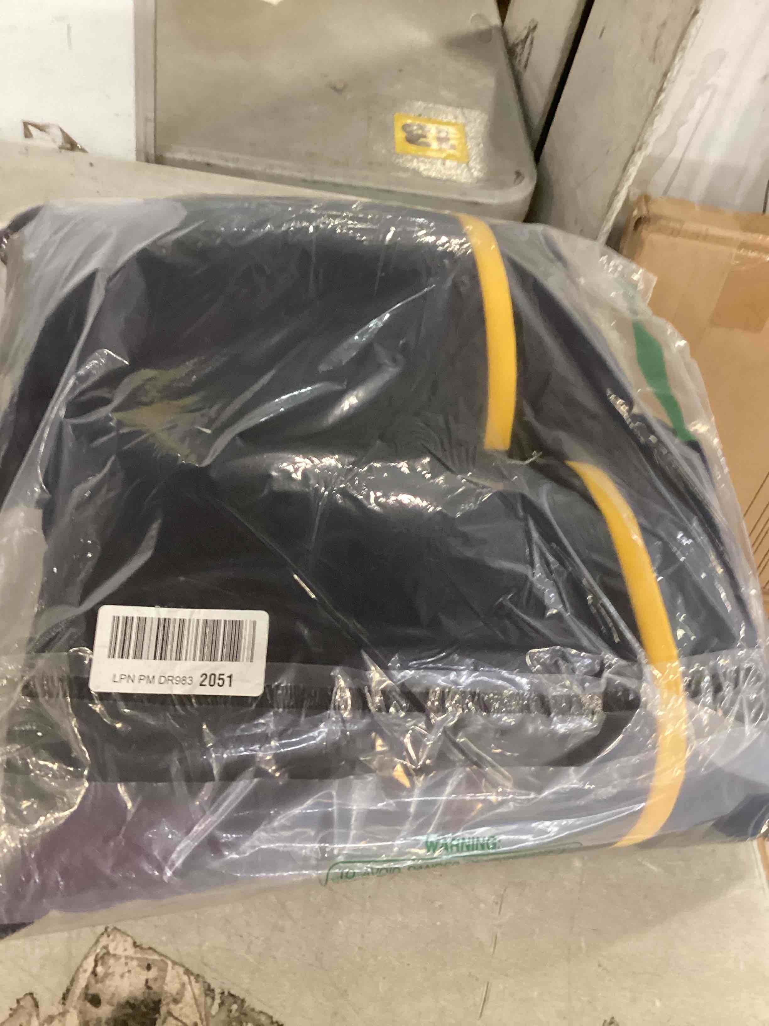 https://s3.amazonaws.com/lotting-images-prod/bidfta/PNK2176685_1744299329766.jpeg