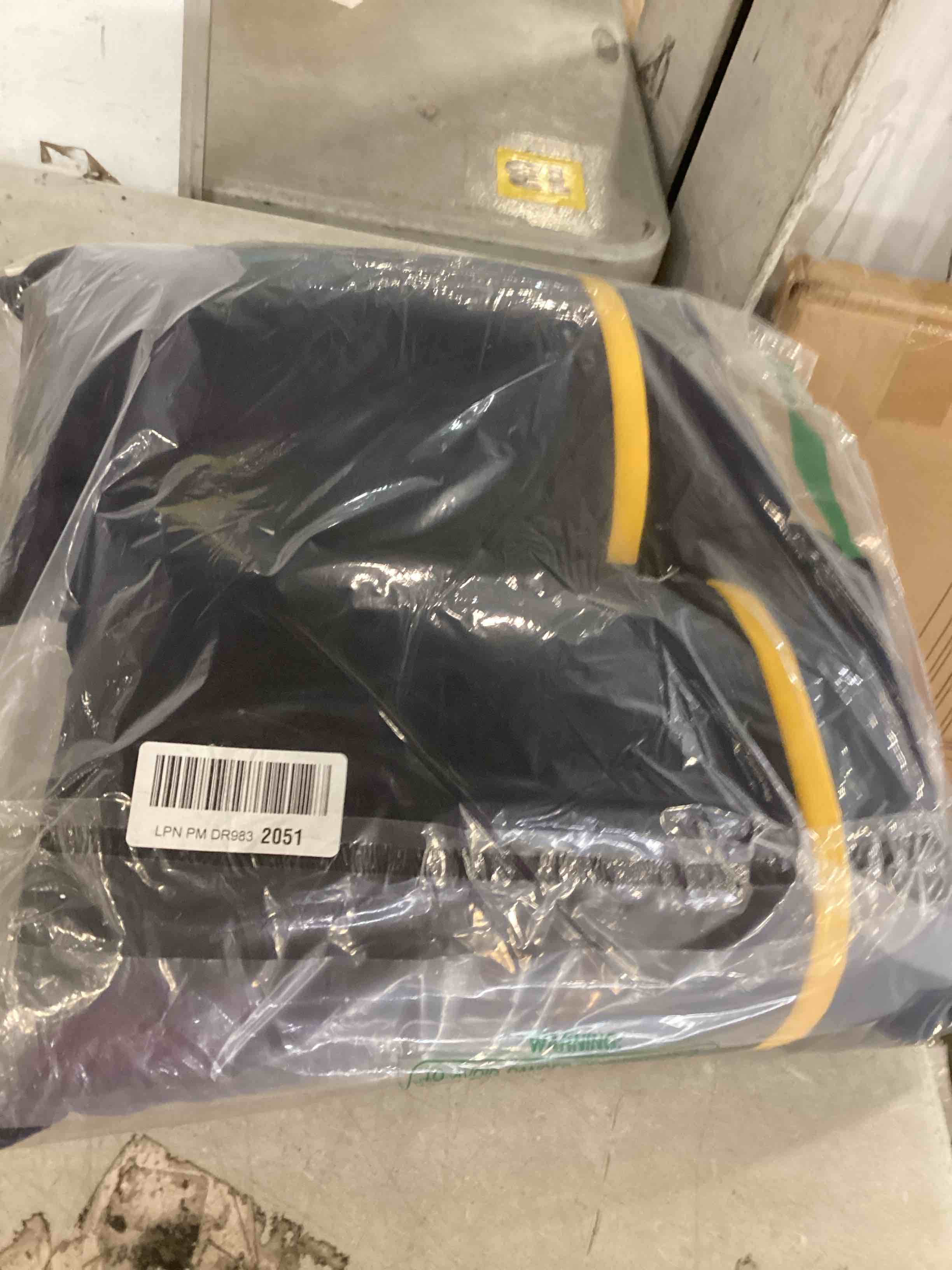 https://s3.amazonaws.com/lotting-images-prod/bidfta/PNK2176685_1744299330636.jpeg