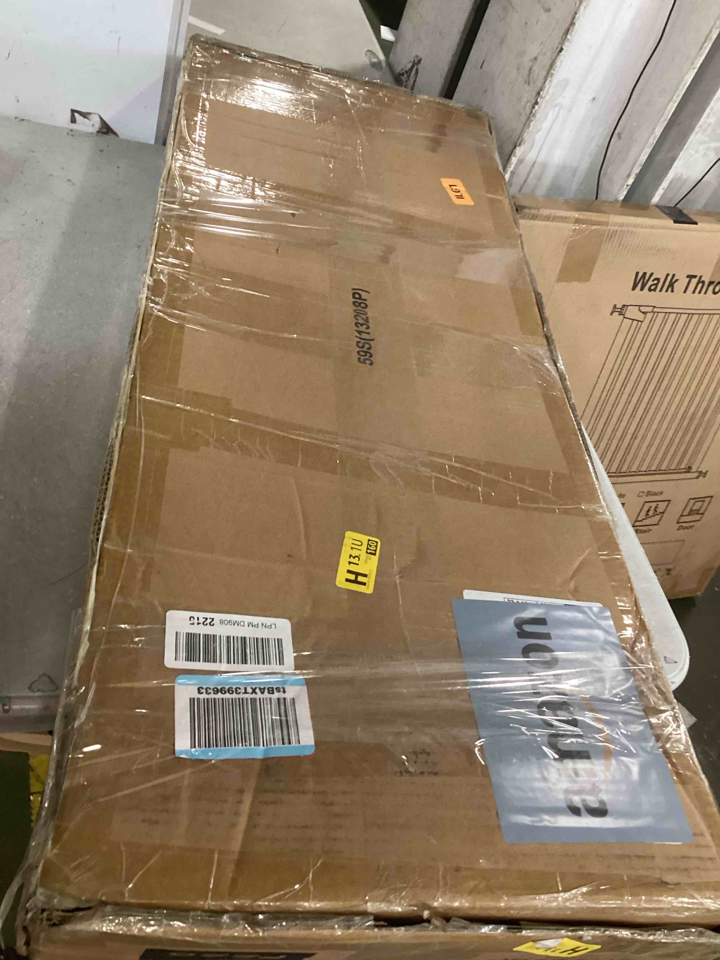 https://s3.amazonaws.com/lotting-images-prod/bidfta/PNK2176710_1744301579543.jpeg