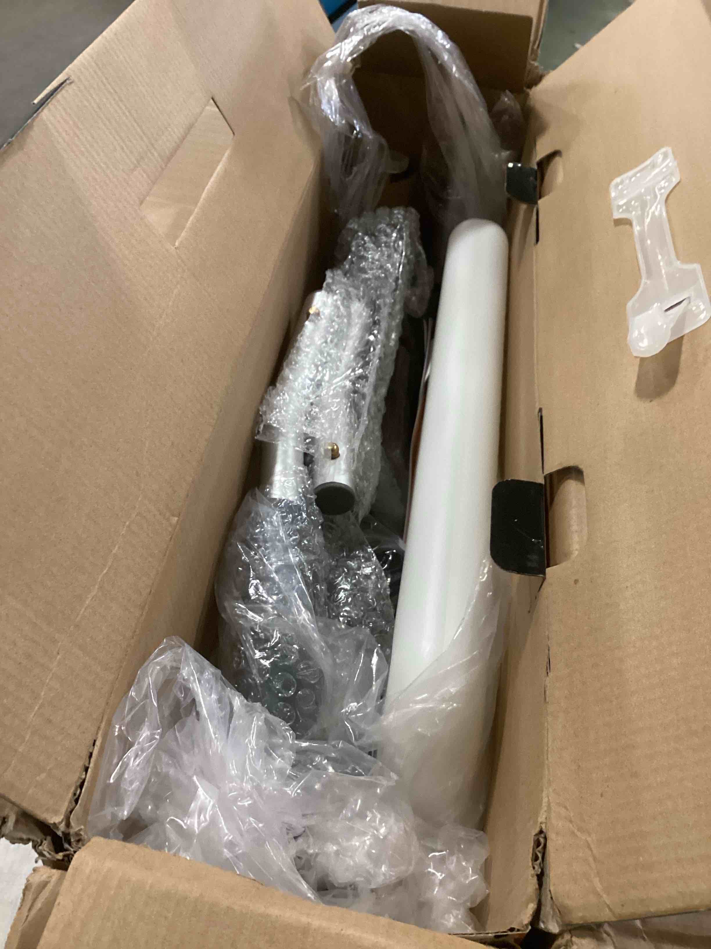 https://s3.amazonaws.com/lotting-images-prod/bidfta/PNK2176993_1744747103558.jpeg