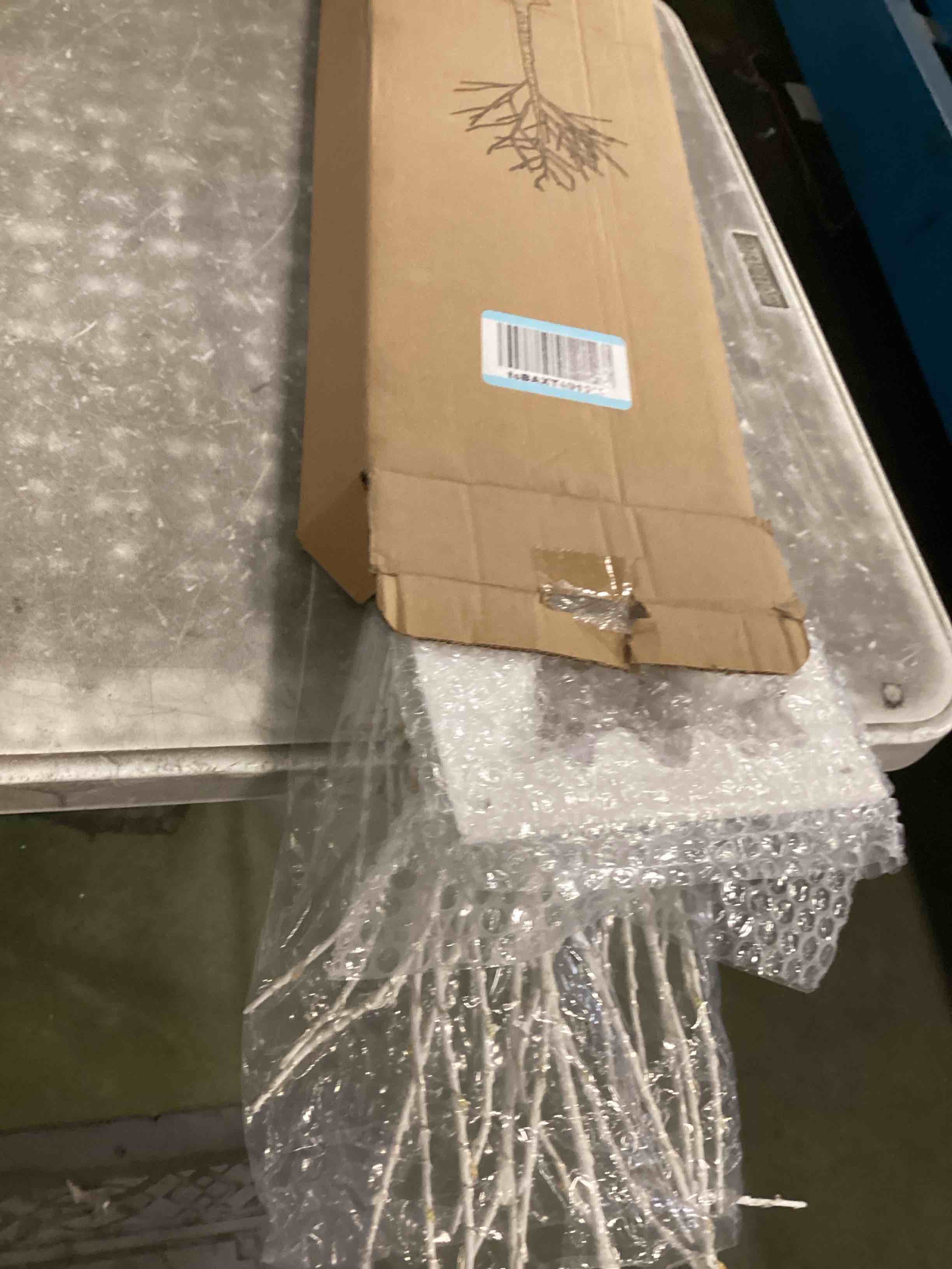 https://s3.amazonaws.com/lotting-images-prod/bidfta/PNK2177982_1745584364415.jpeg