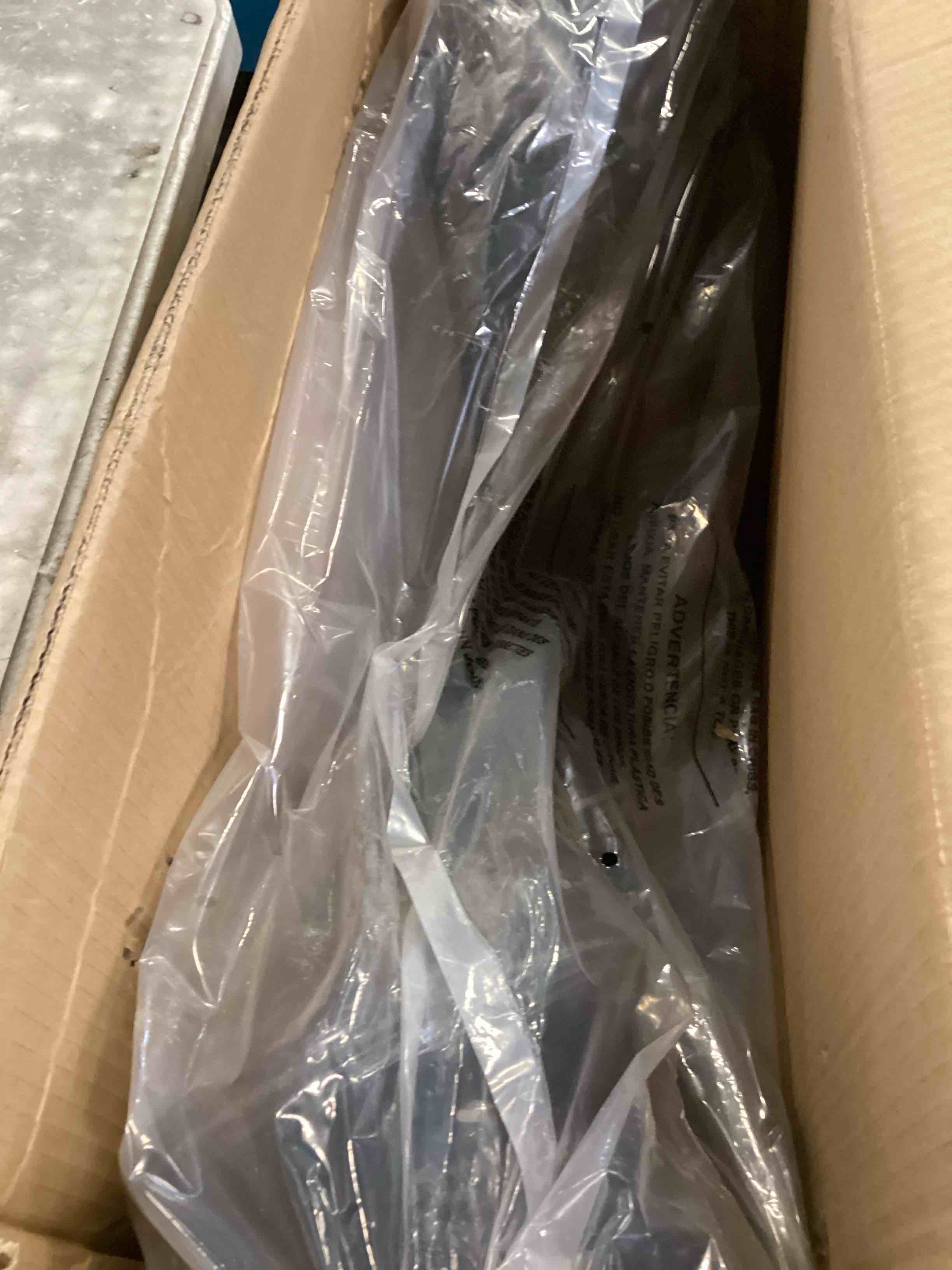 https://s3.amazonaws.com/lotting-images-prod/bidfta/PNK2178138_1746020931686.jpeg