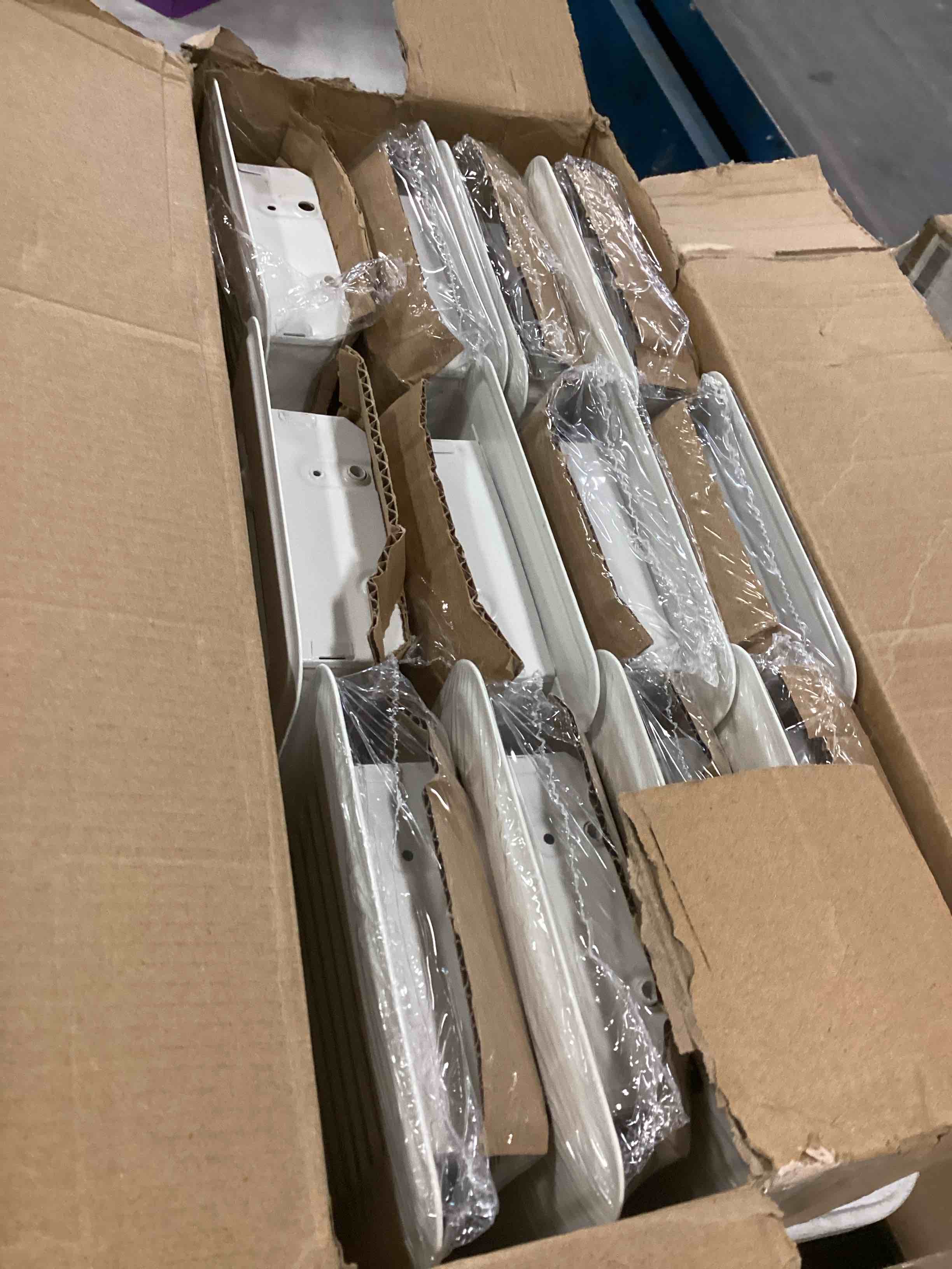 https://s3.amazonaws.com/lotting-images-prod/bidfta/PNK2180295_1744224543713.jpeg