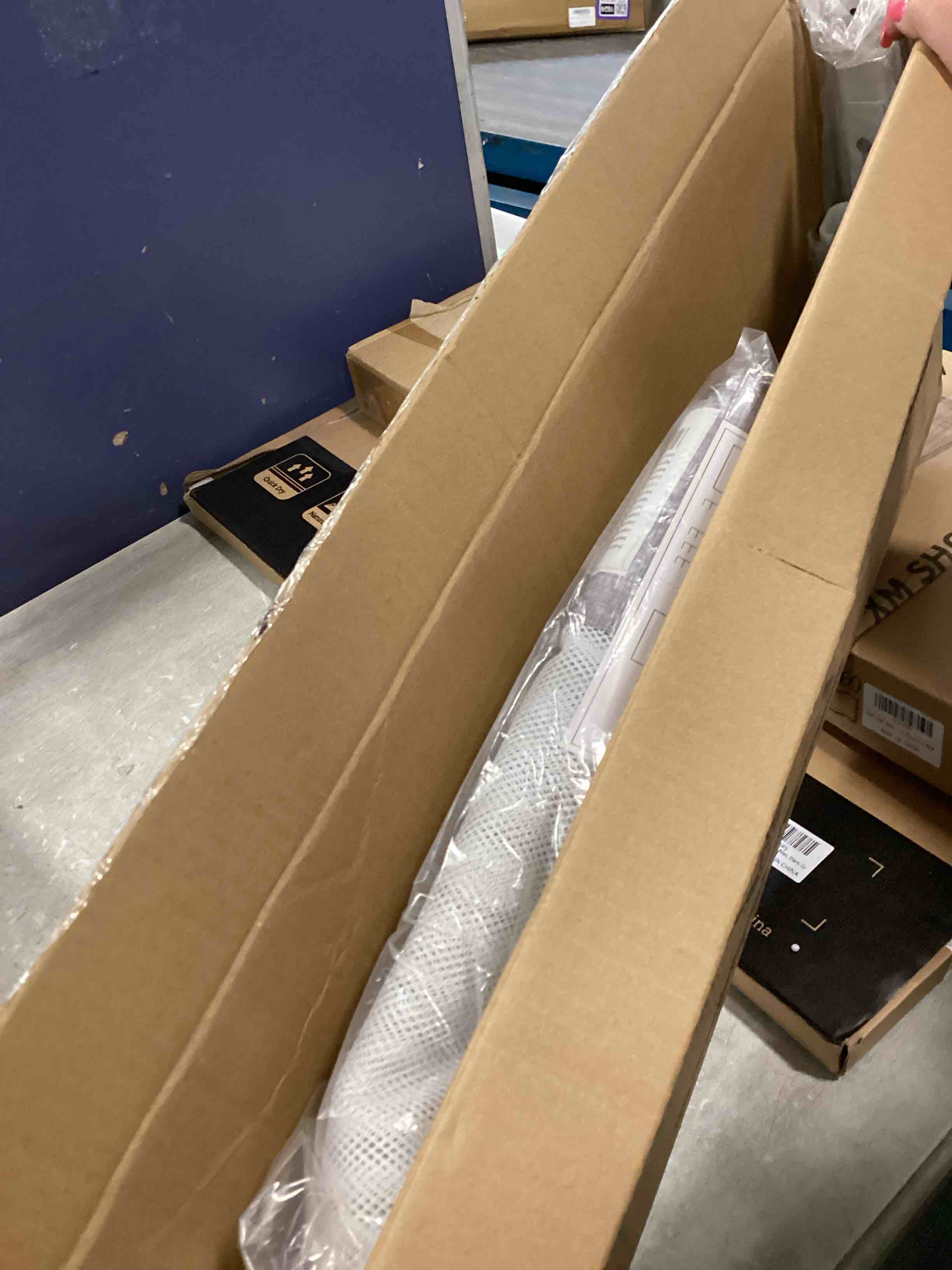 https://s3.amazonaws.com/lotting-images-prod/bidfta/PNK2180433_1744298668686.jpeg