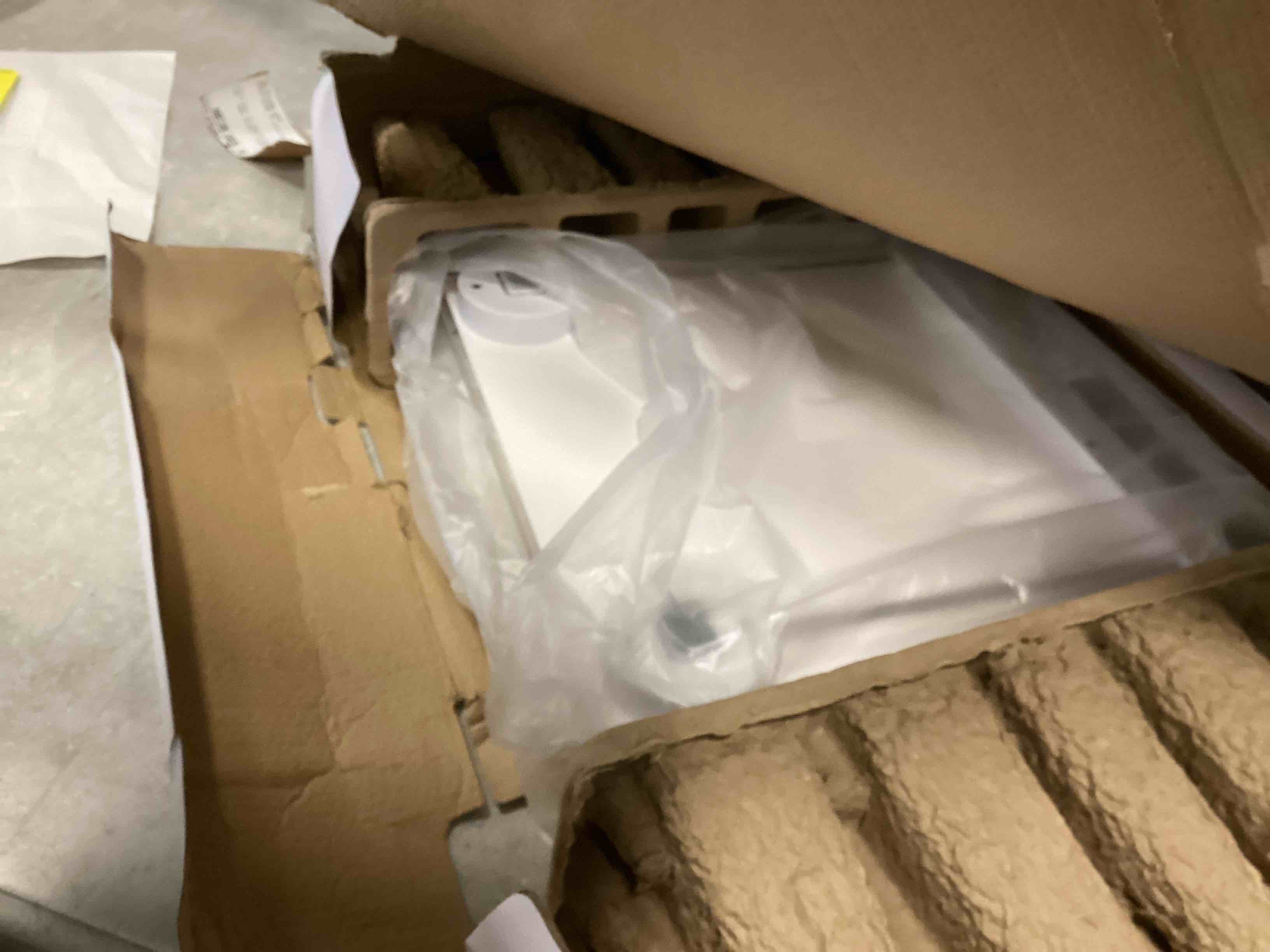 https://s3.amazonaws.com/lotting-images-prod/bidfta/PNK2180715_1744745150981.jpeg