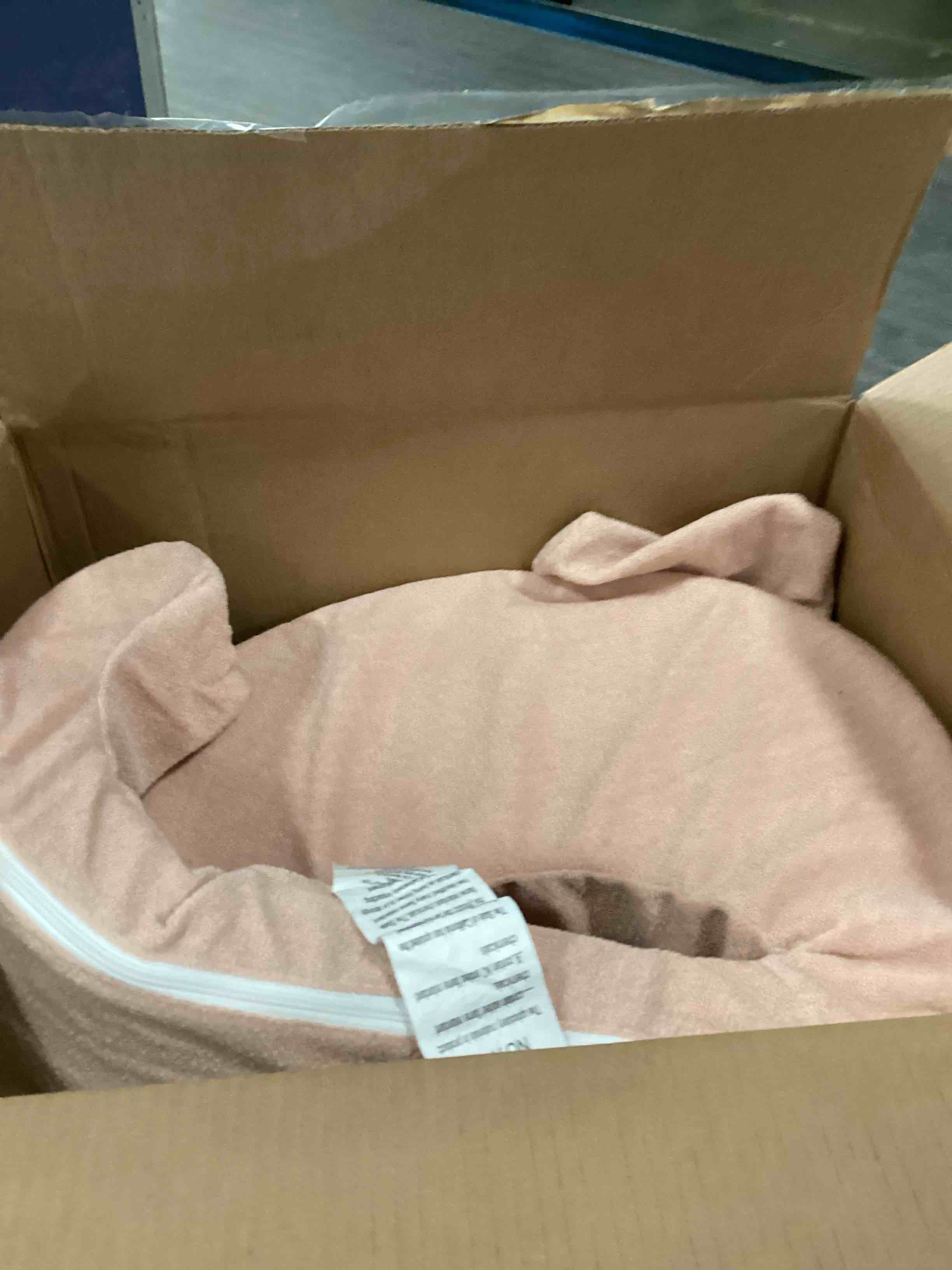 https://s3.amazonaws.com/lotting-images-prod/bidfta/PNK2180756_1744805097606.jpeg