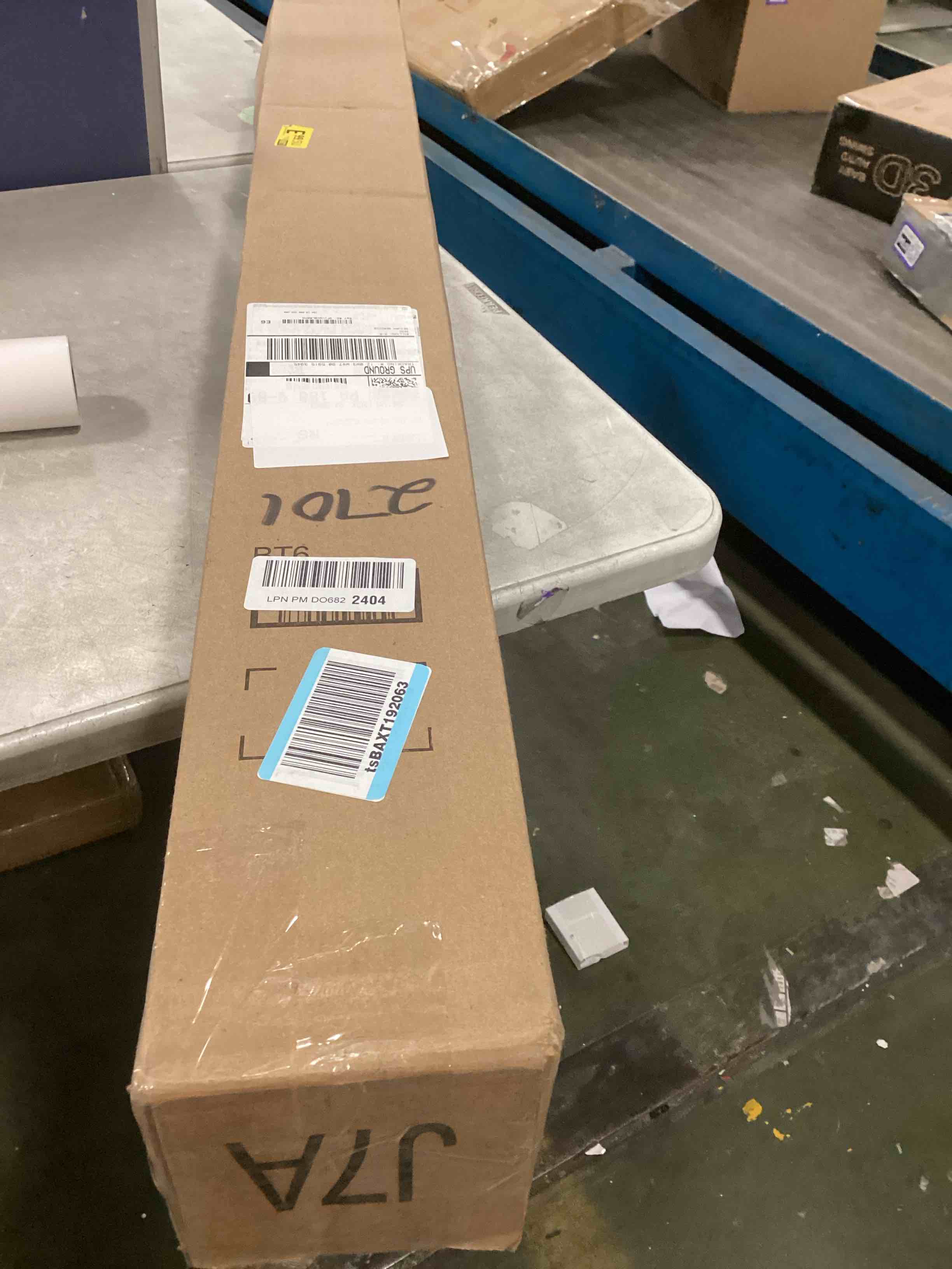 https://s3.amazonaws.com/lotting-images-prod/bidfta/PNK2181221_1744980739557.jpeg