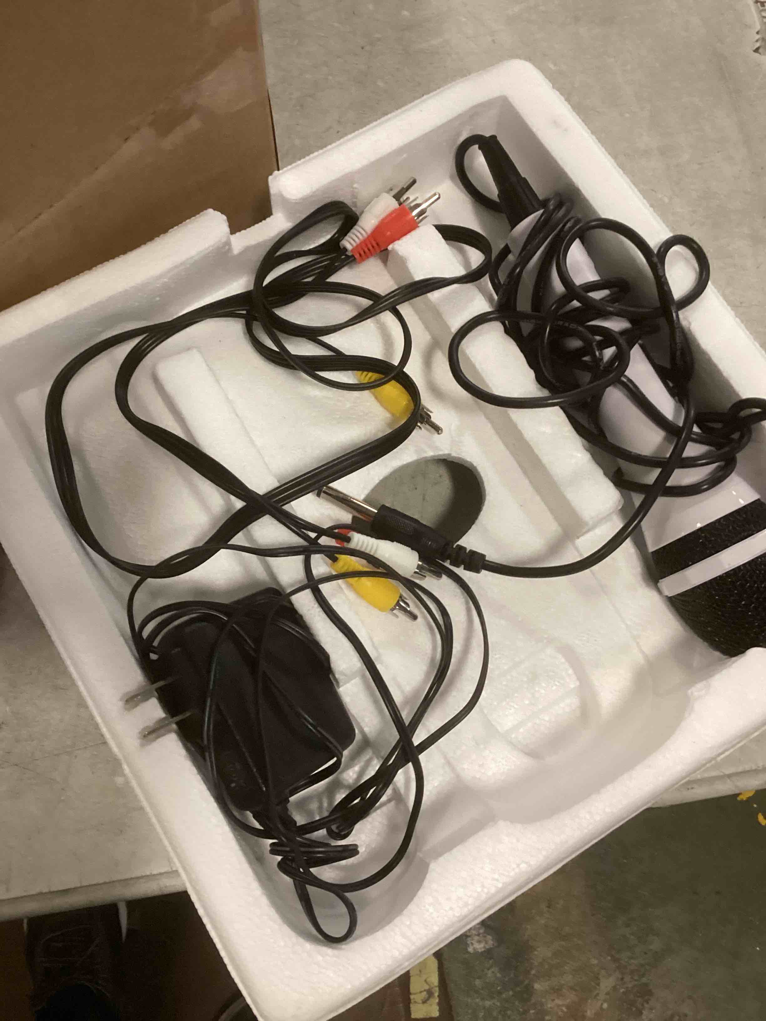 https://s3.amazonaws.com/lotting-images-prod/bidfta/PNK2183822_1744653741693.jpeg