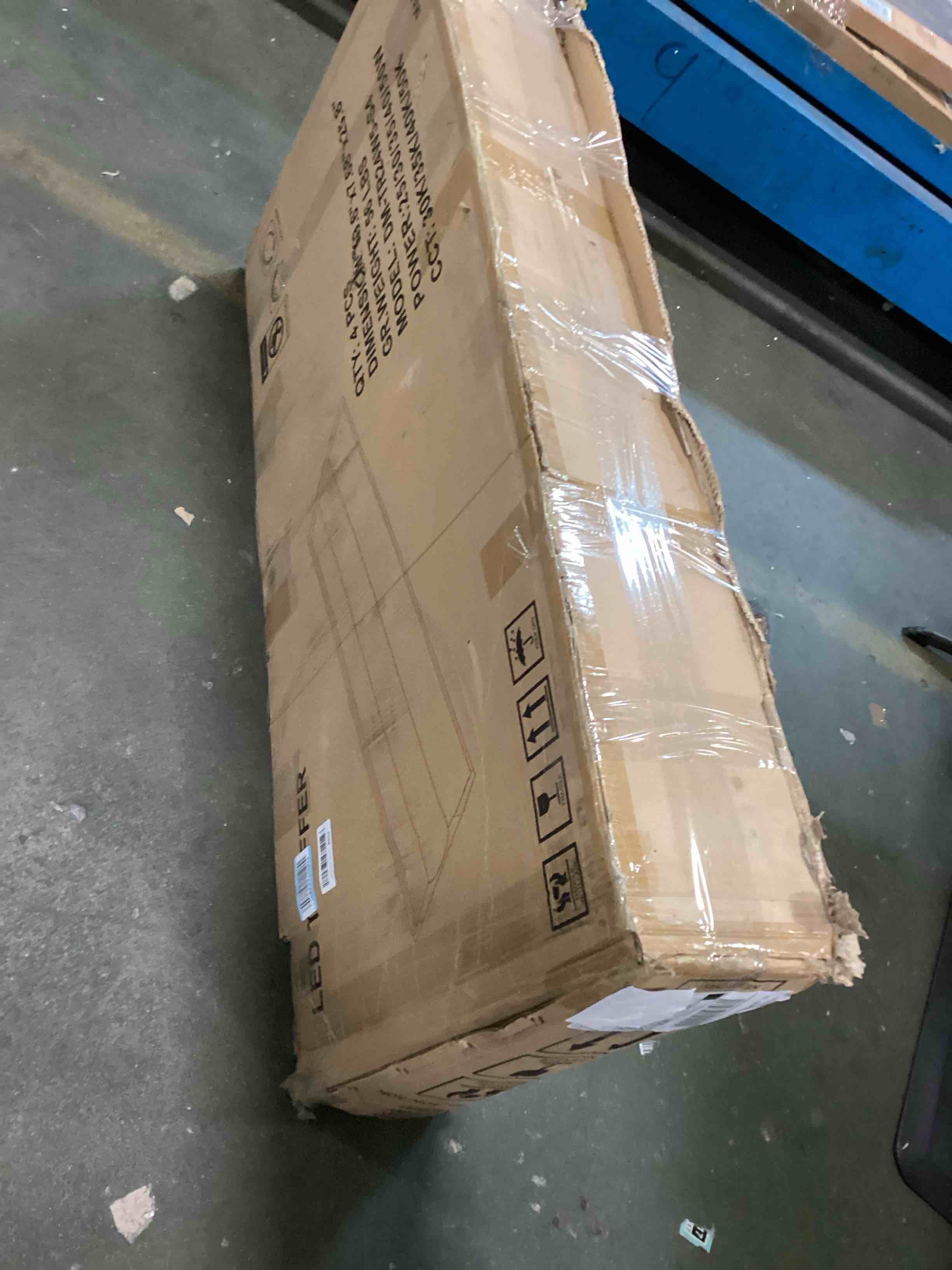 https://s3.amazonaws.com/lotting-images-prod/bidfta/PNK2184358_1744980950466.jpeg