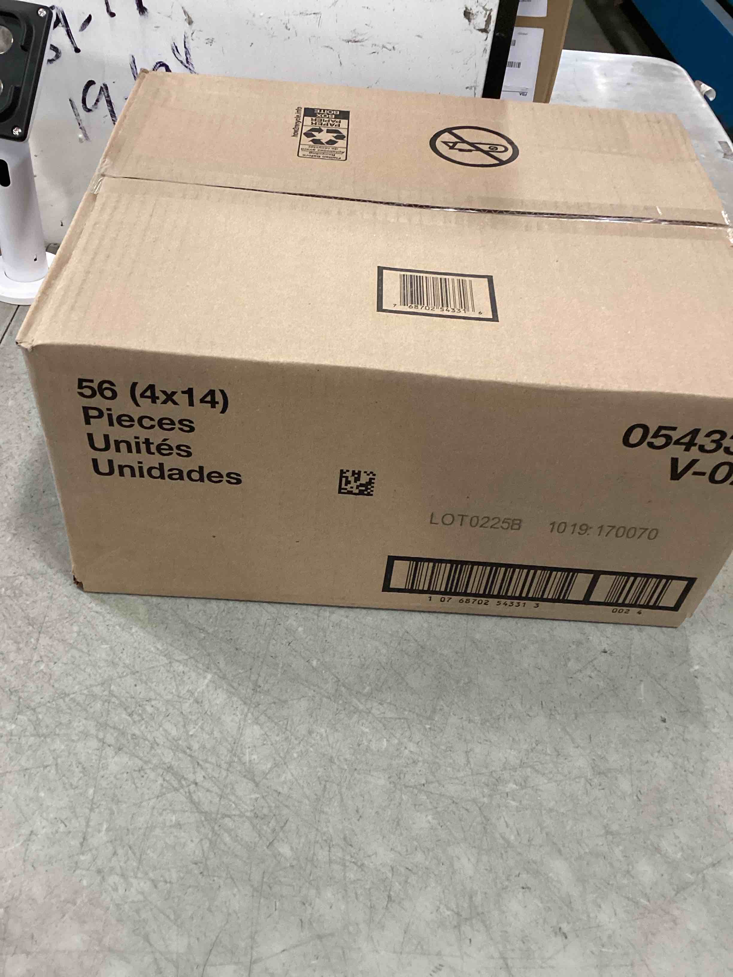 https://s3.amazonaws.com/lotting-images-prod/bidfta/PNK2184392_1744983843227.jpeg