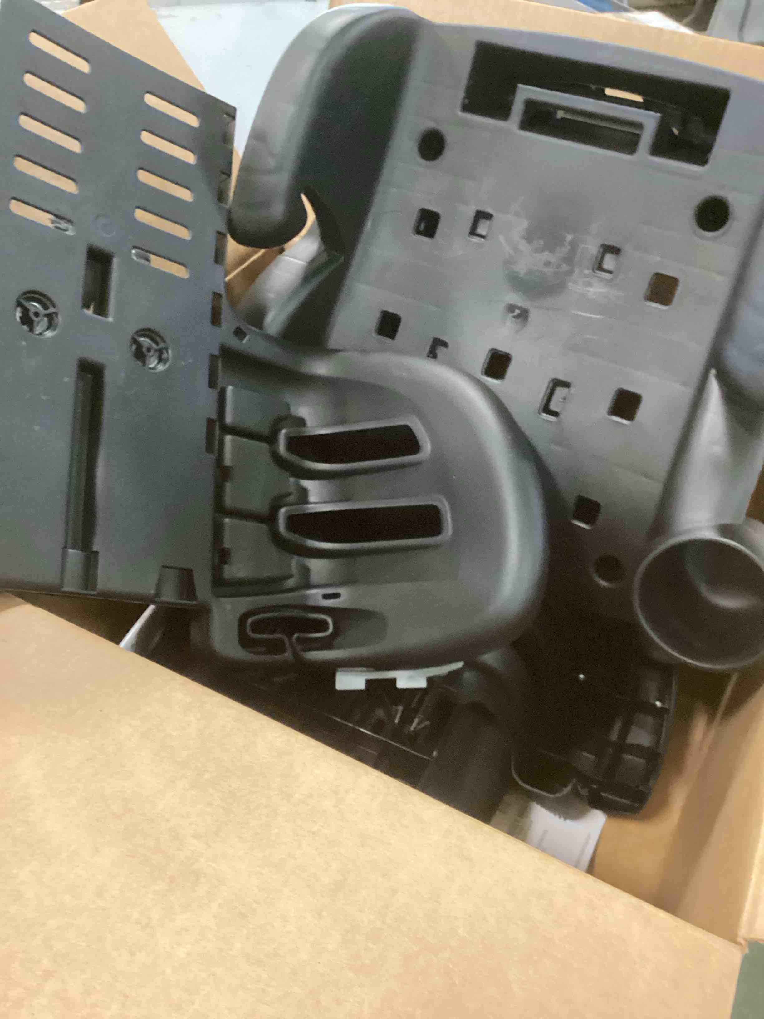 https://s3.amazonaws.com/lotting-images-prod/bidfta/PNK2185366_1745325186795.jpeg