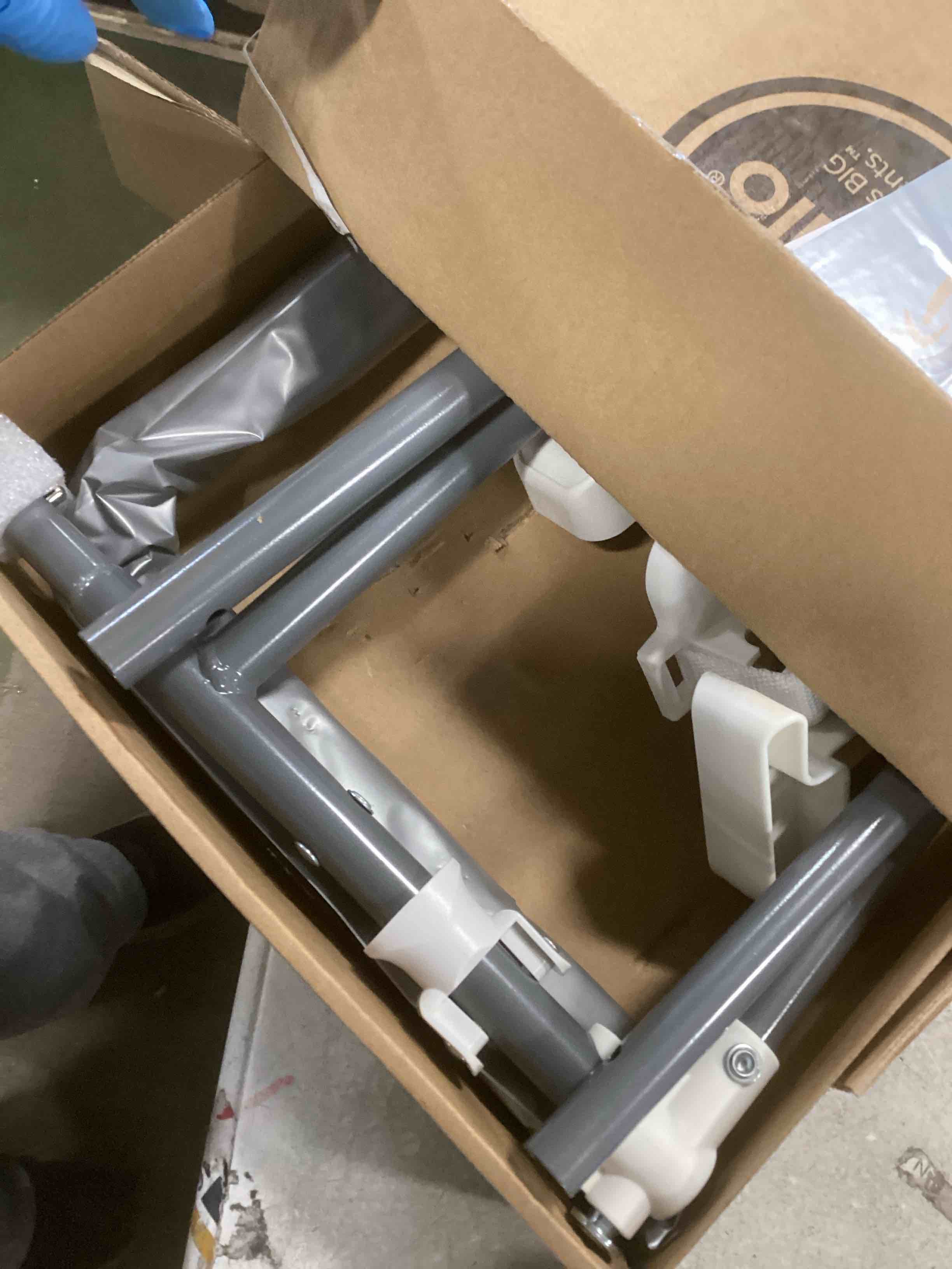 https://s3.amazonaws.com/lotting-images-prod/bidfta/PNK2188619_1742846560525.jpeg