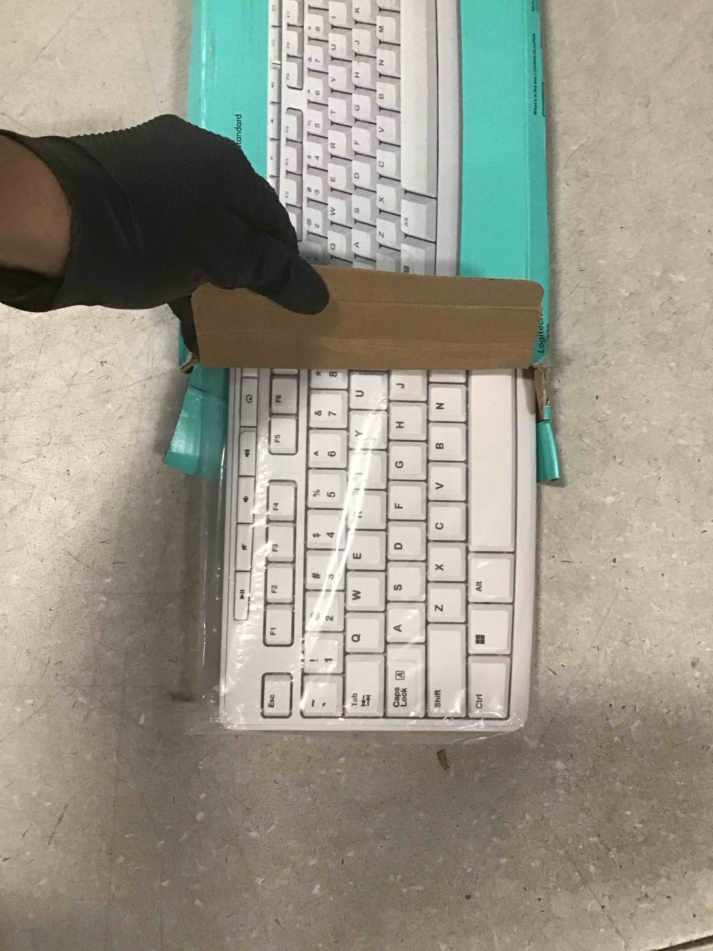 https://s3.amazonaws.com/lotting-images-prod/bidfta/PNK2196846_1745324047559.jpeg