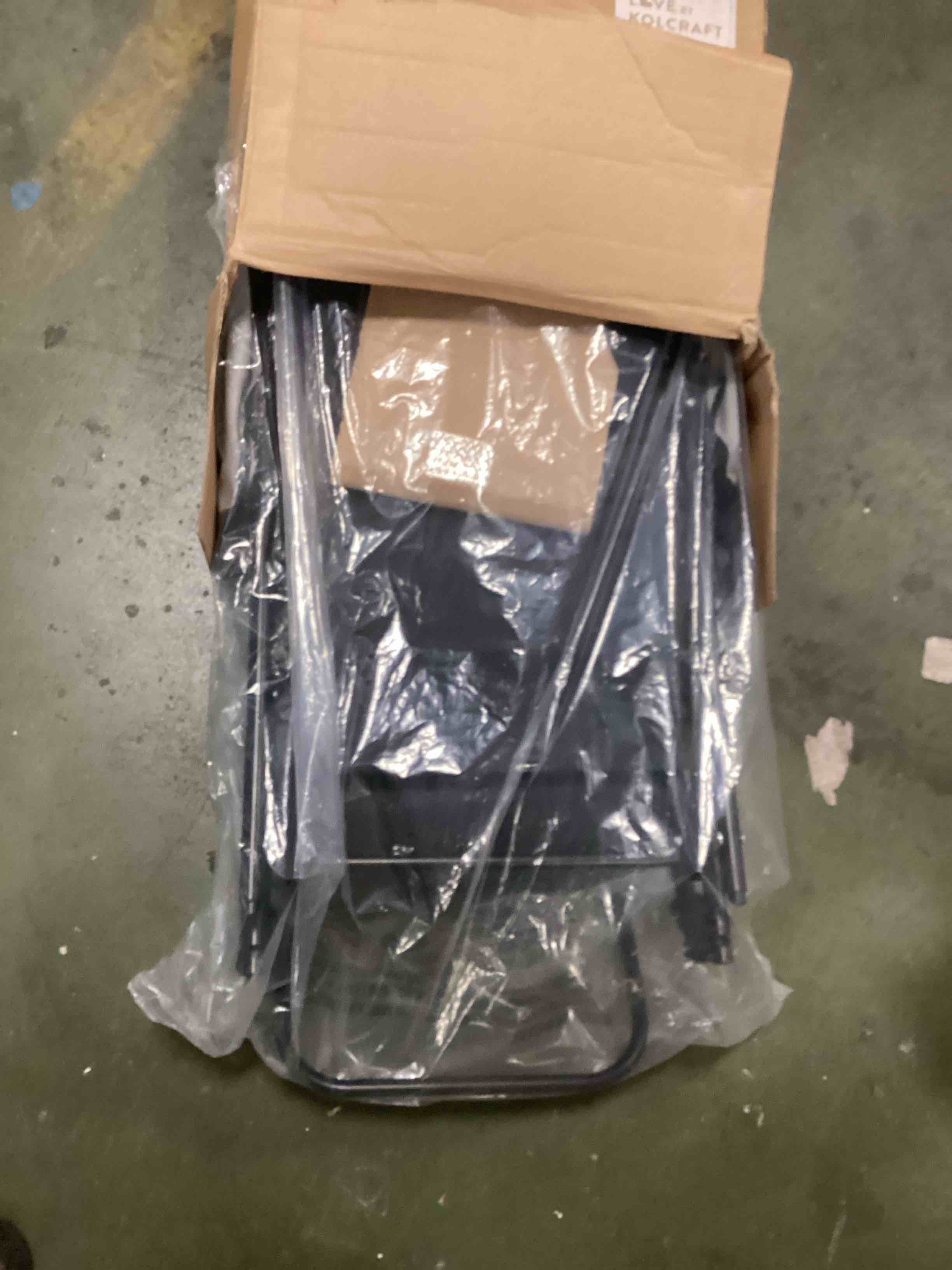 https://s3.amazonaws.com/lotting-images-prod/bidfta/PNK2208670_1743079218824.jpeg