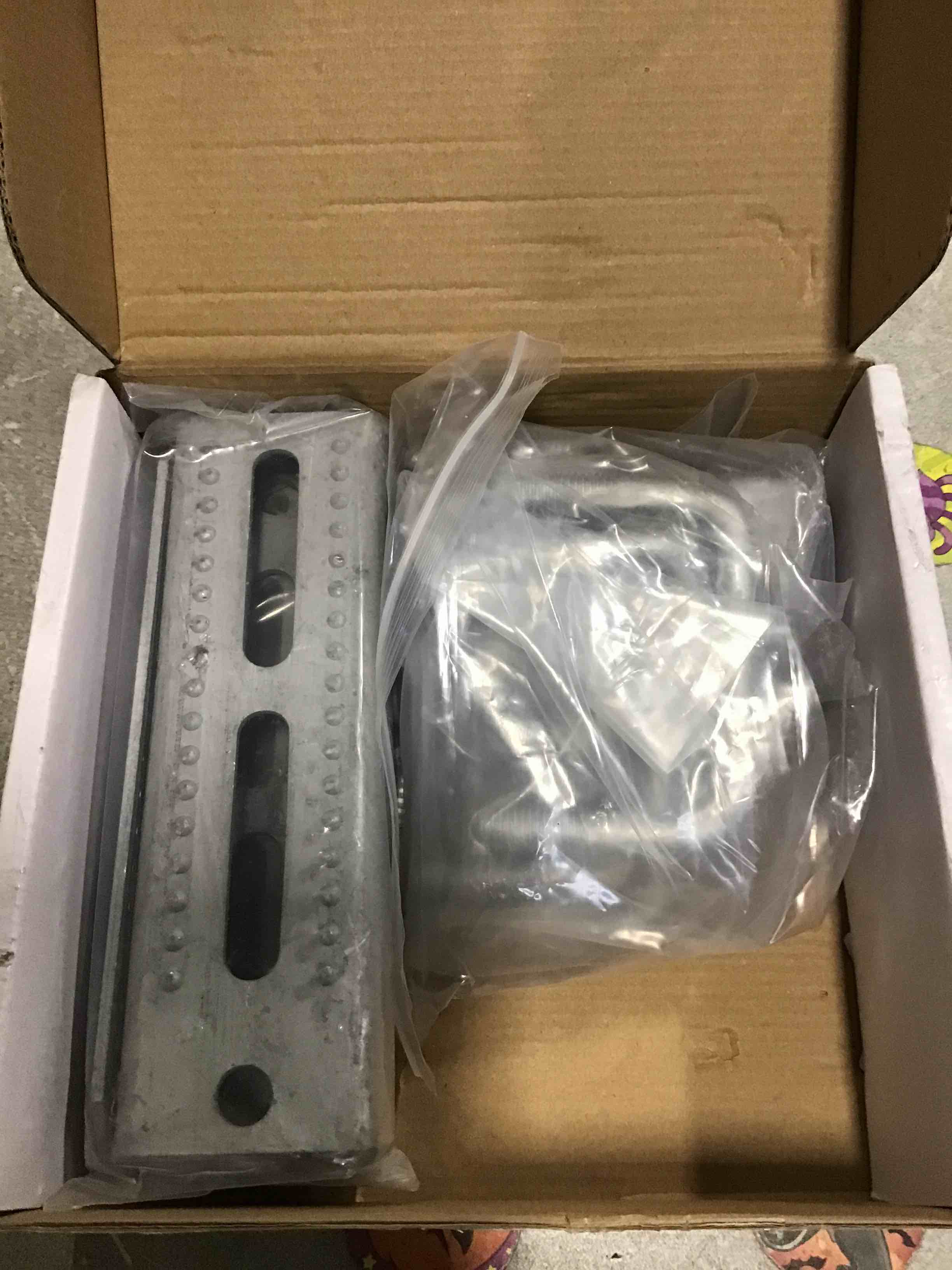 https://s3.amazonaws.com/lotting-images-prod/bidfta/PNK2209953_1741614821839.jpeg