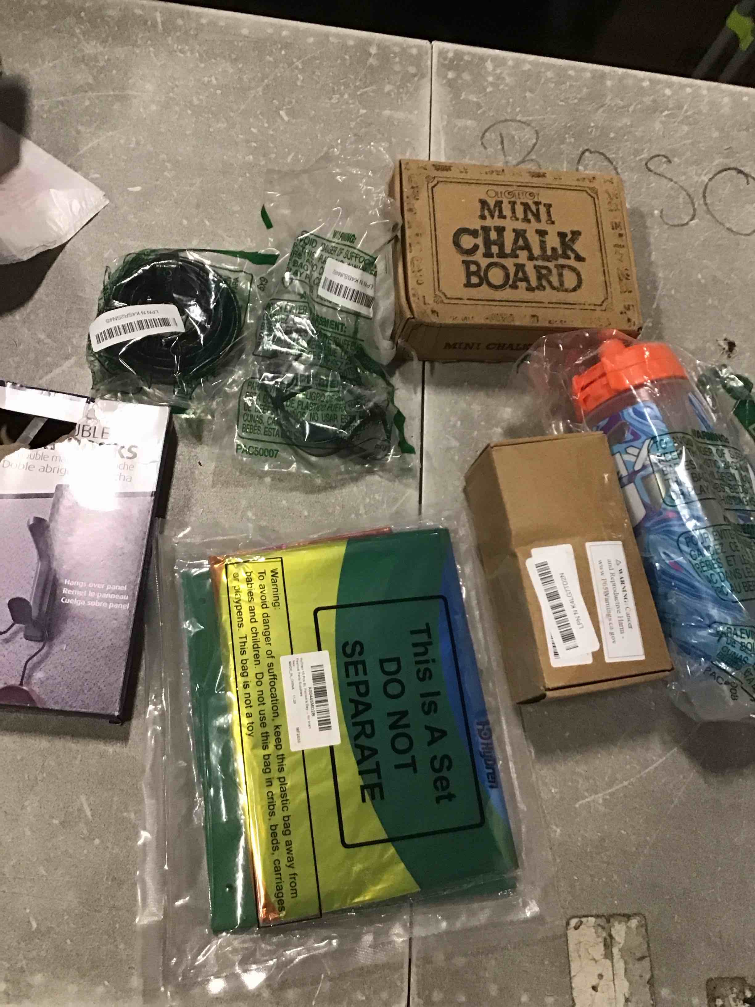 Assorted Products Various Including Coat Hooks Double, Almohadas Browm Standard, Bote para Agua GX, Audifonos, Mini Chark Board, Hydreen 15 pcs St Patrick , Day for Irish Festival Party