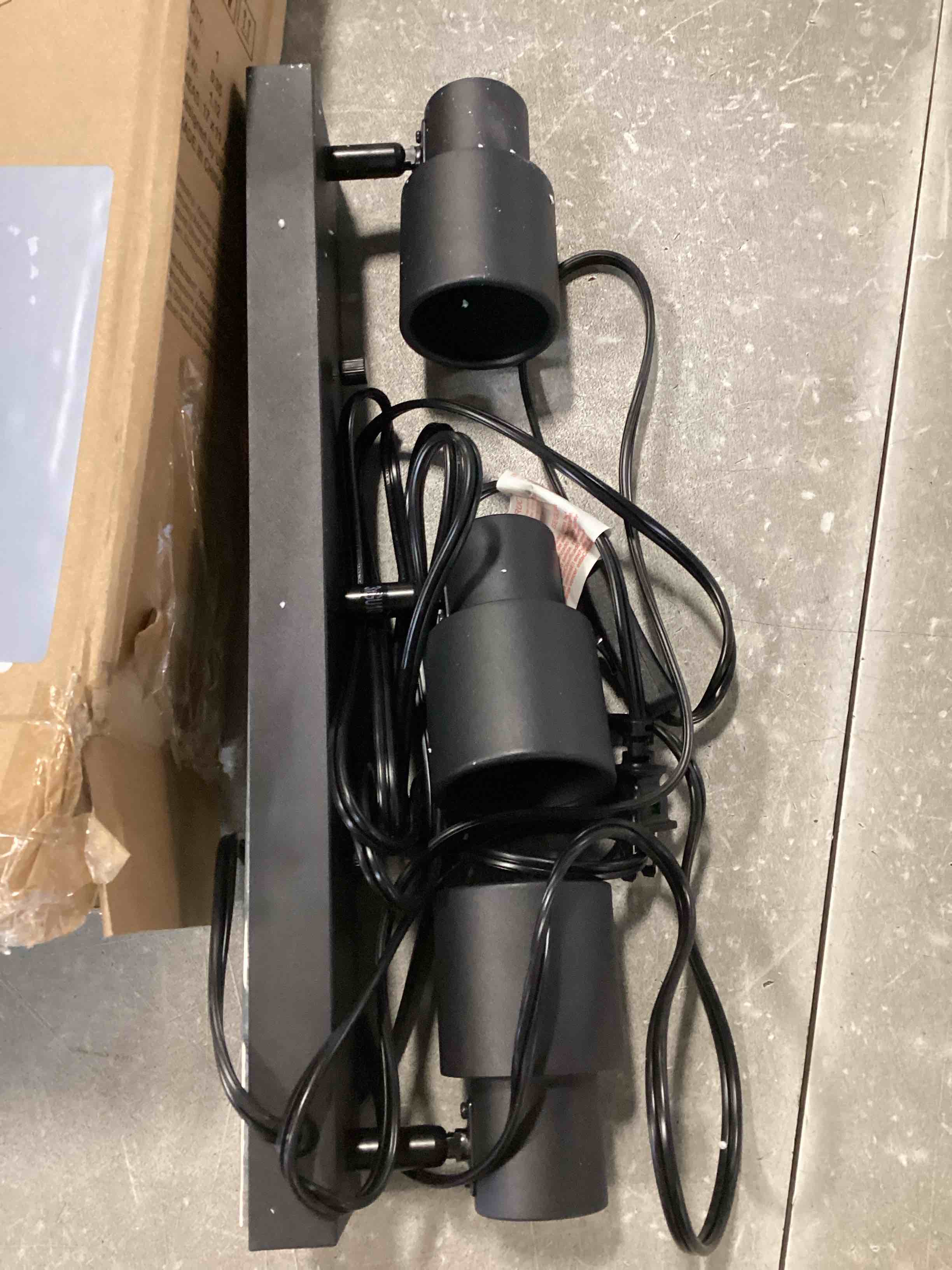 https://s3.amazonaws.com/lotting-images-prod/bidfta/PNK2213563_1742319719223.jpeg
