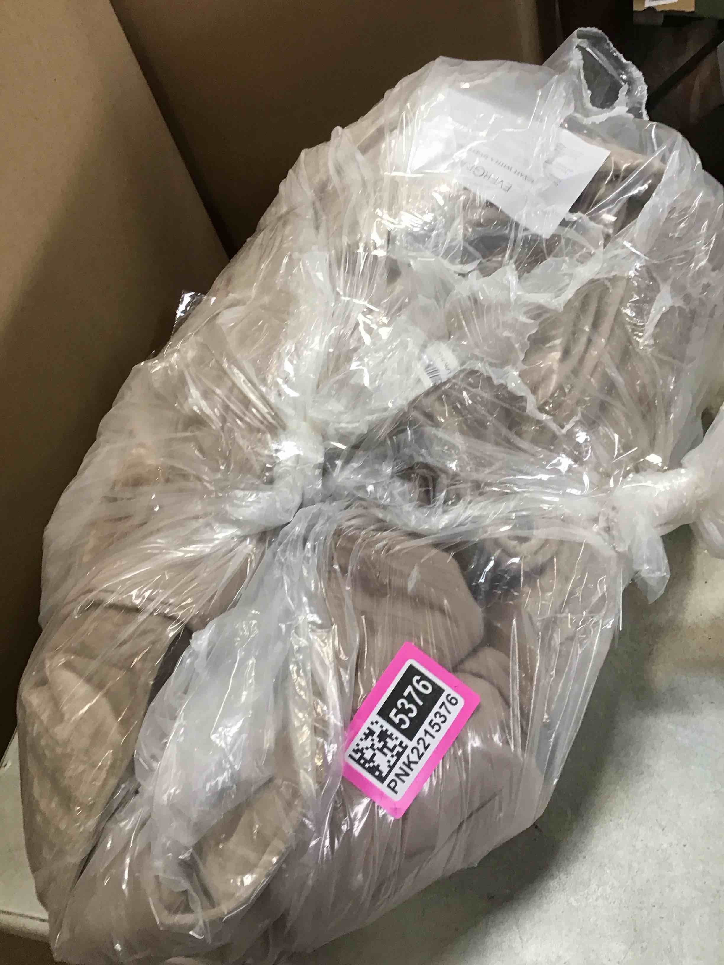 https://s3.amazonaws.com/lotting-images-prod/bidfta/PNK2215376_1740680344211.jpeg