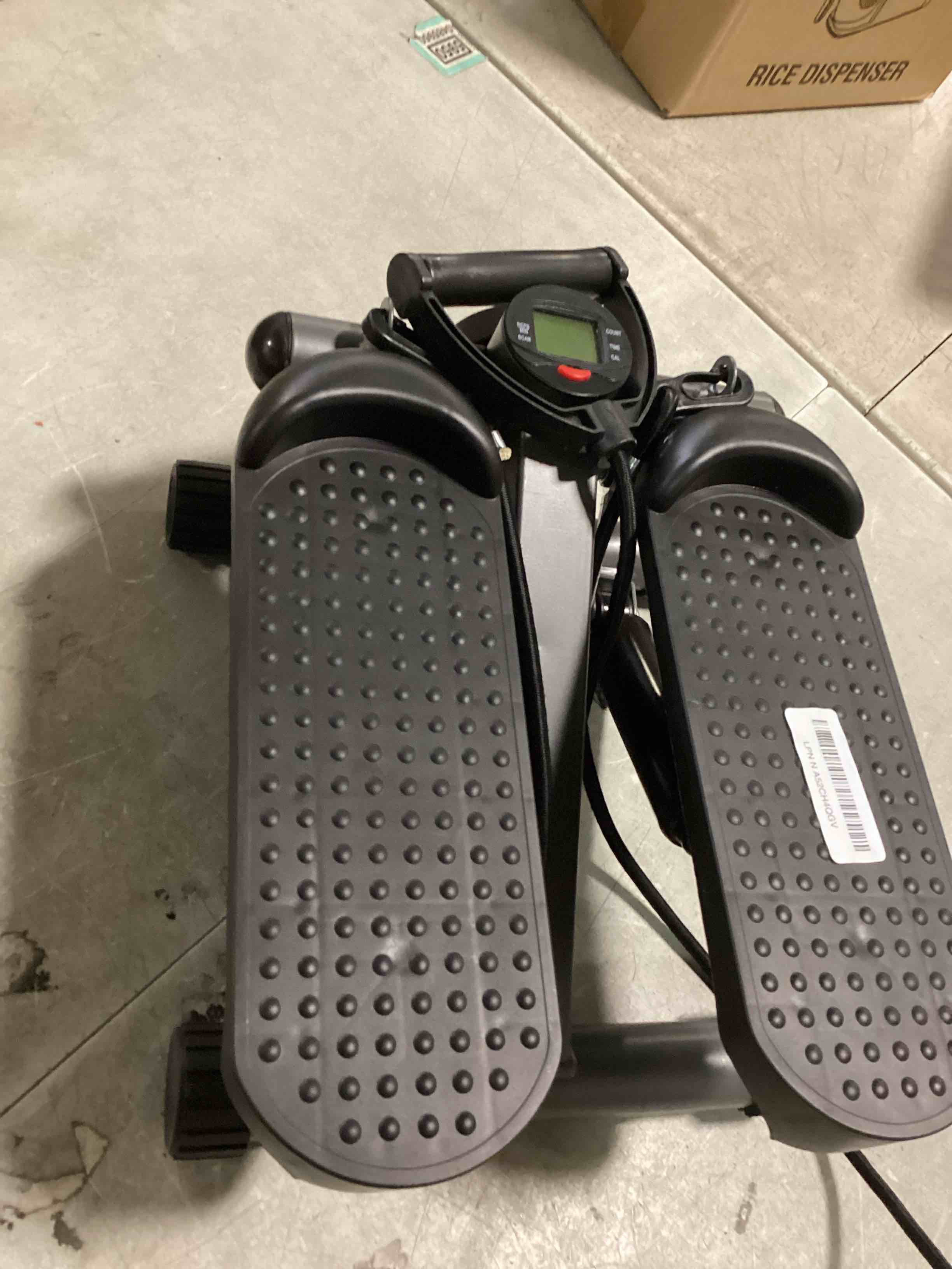 https://s3.amazonaws.com/lotting-images-prod/bidfta/PNK2216591_1745948708883.jpeg