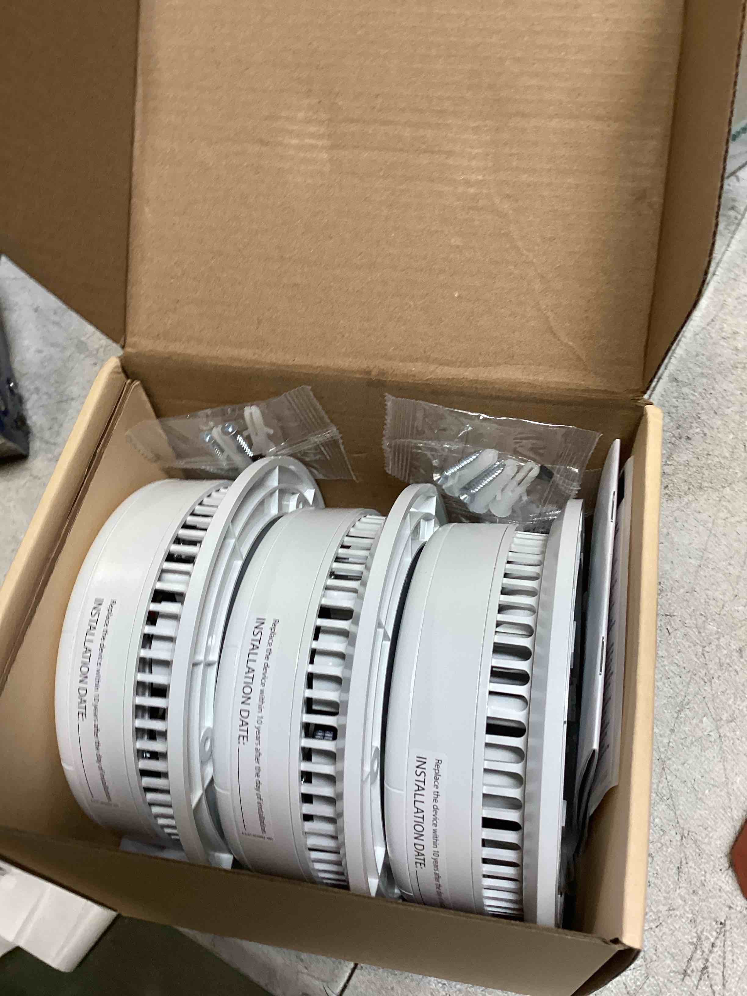 https://s3.amazonaws.com/lotting-images-prod/bidfta/PNK2220224_1743532797344.jpeg