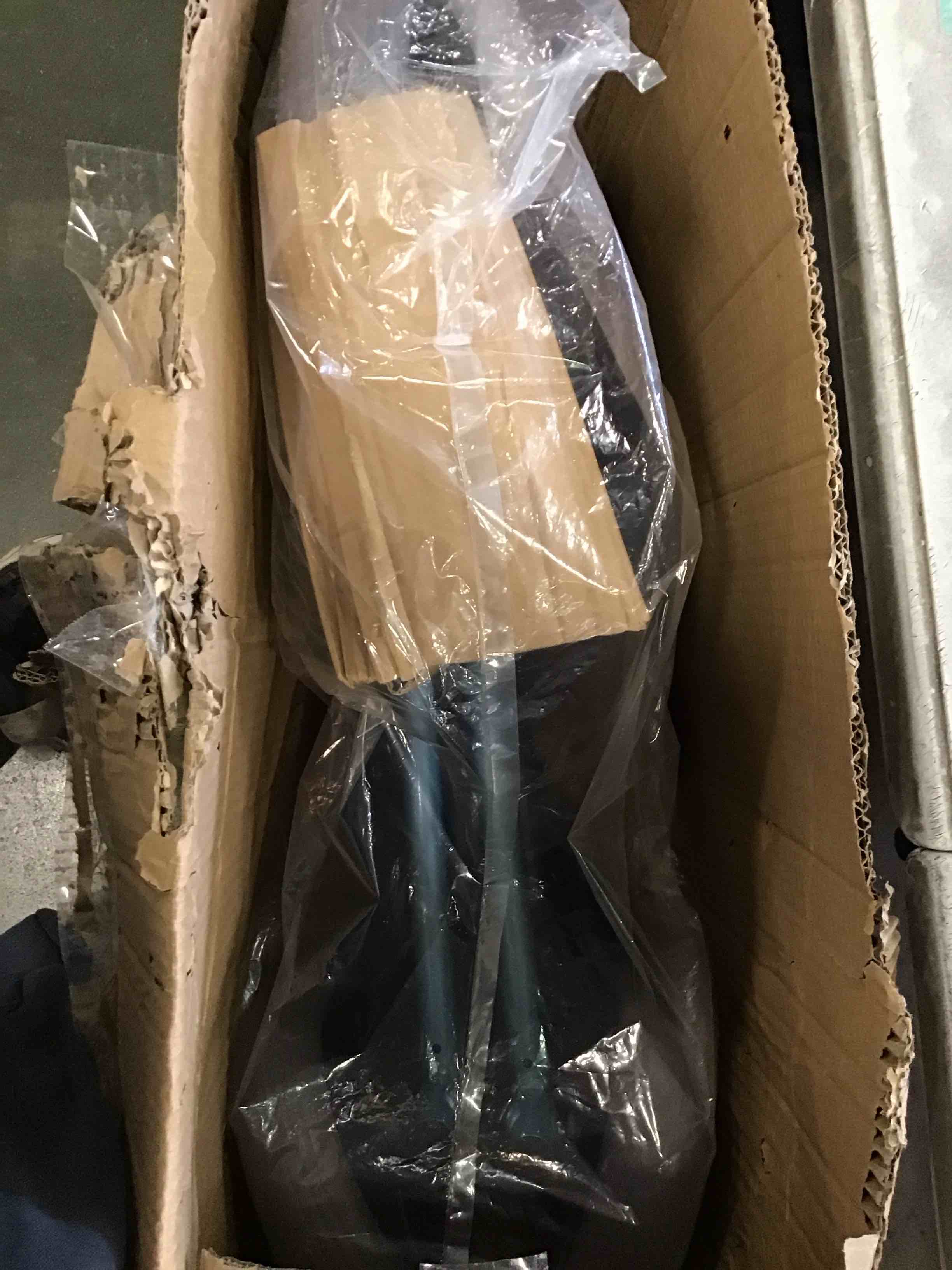 https://s3.amazonaws.com/lotting-images-prod/bidfta/PNK2221254_1740766088908.jpeg