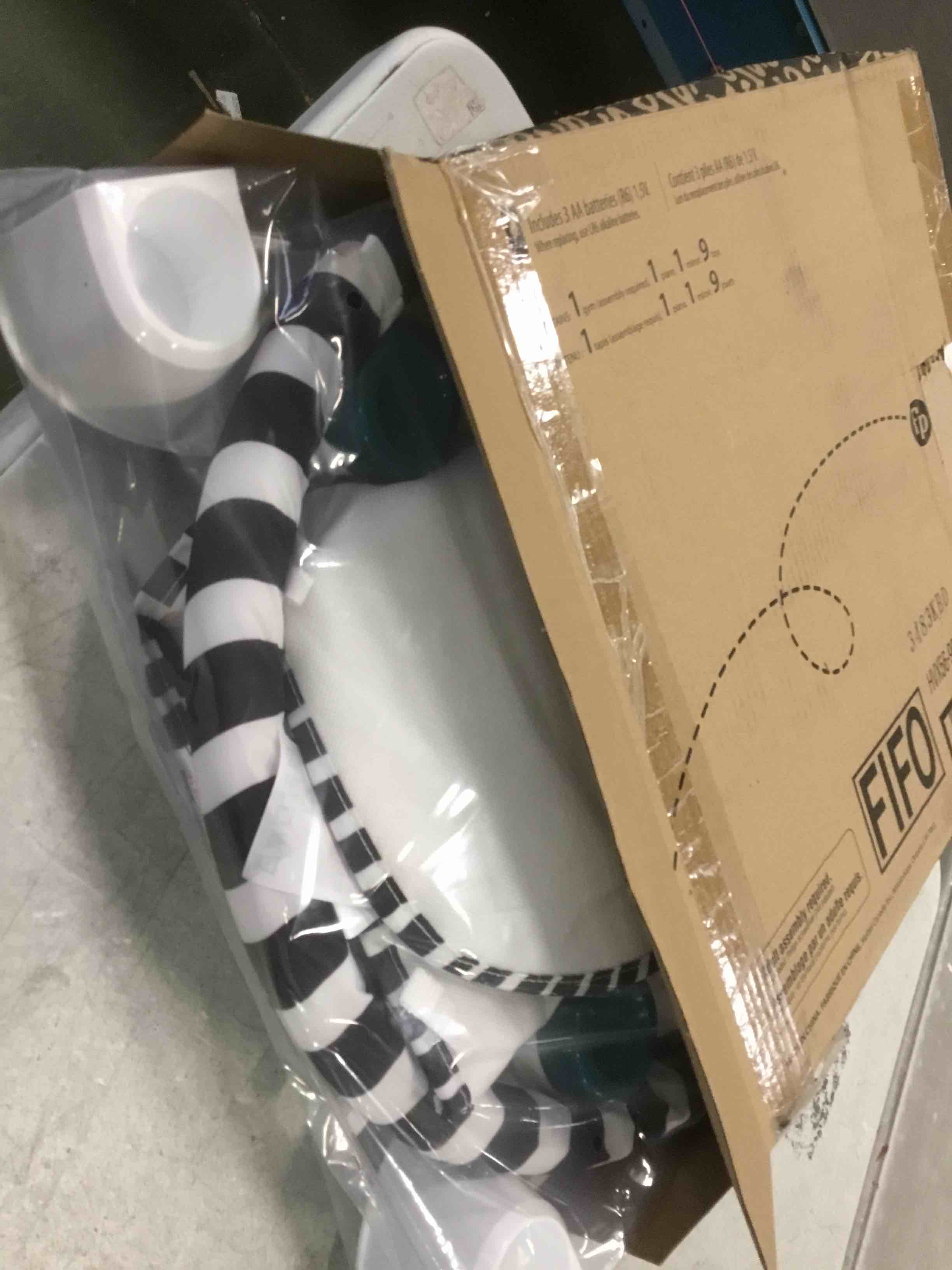 https://s3.amazonaws.com/lotting-images-prod/bidfta/PNK2221553_1741207878644.jpeg