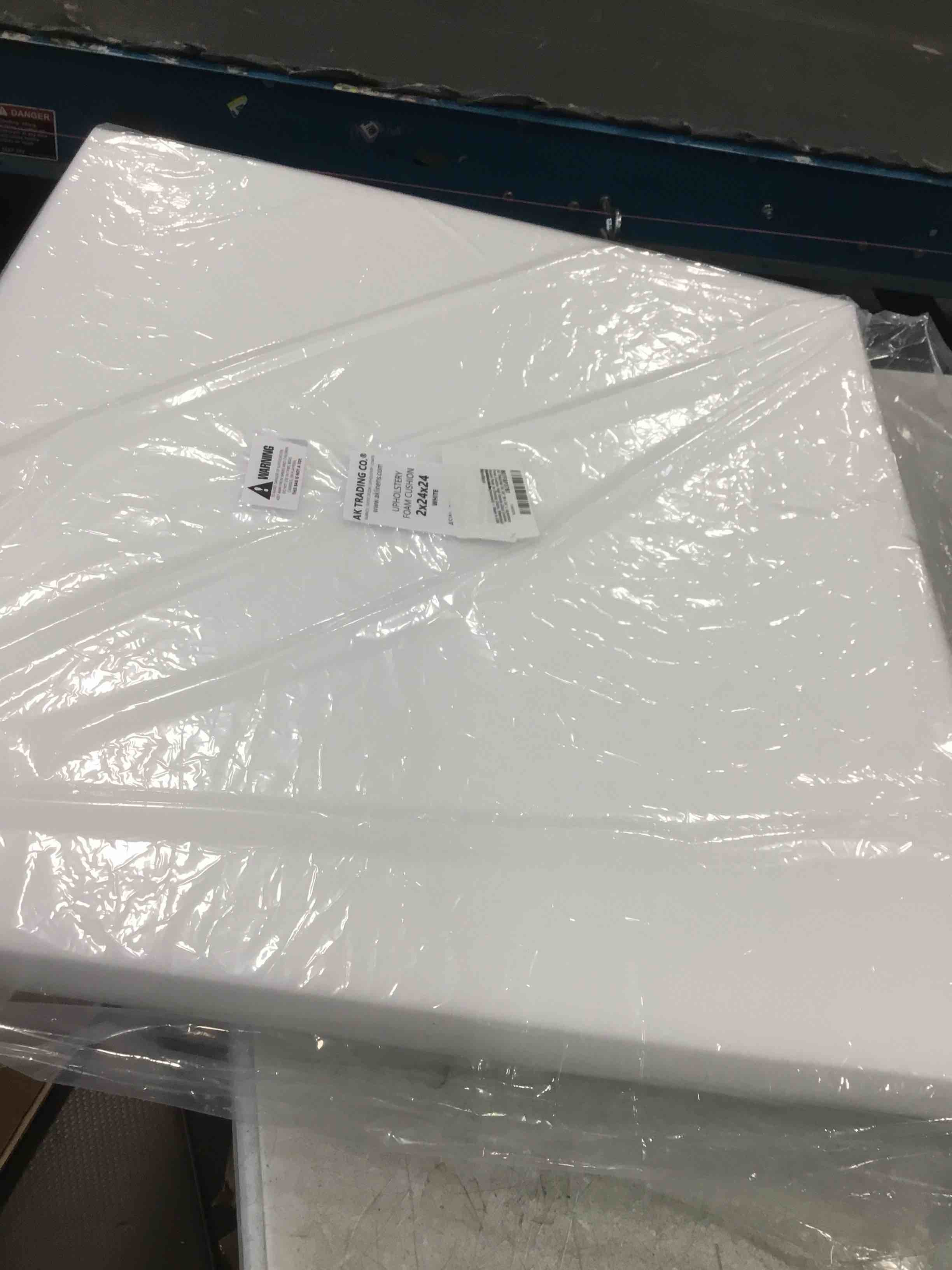 https://s3.amazonaws.com/lotting-images-prod/bidfta/PNK2222376_1742490100629.jpeg