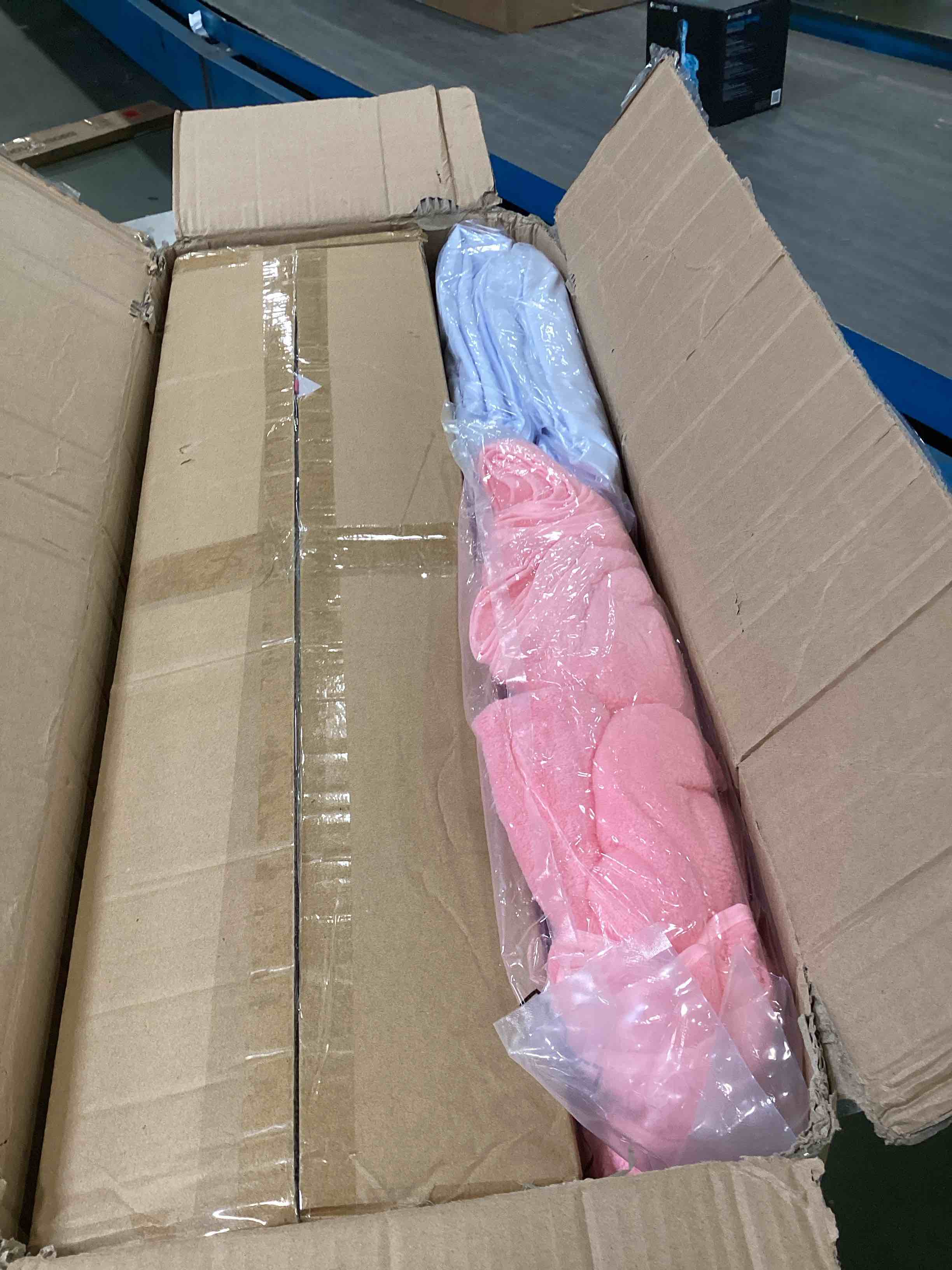 https://s3.amazonaws.com/lotting-images-prod/bidfta/PNK2228268_1744997605948.jpeg