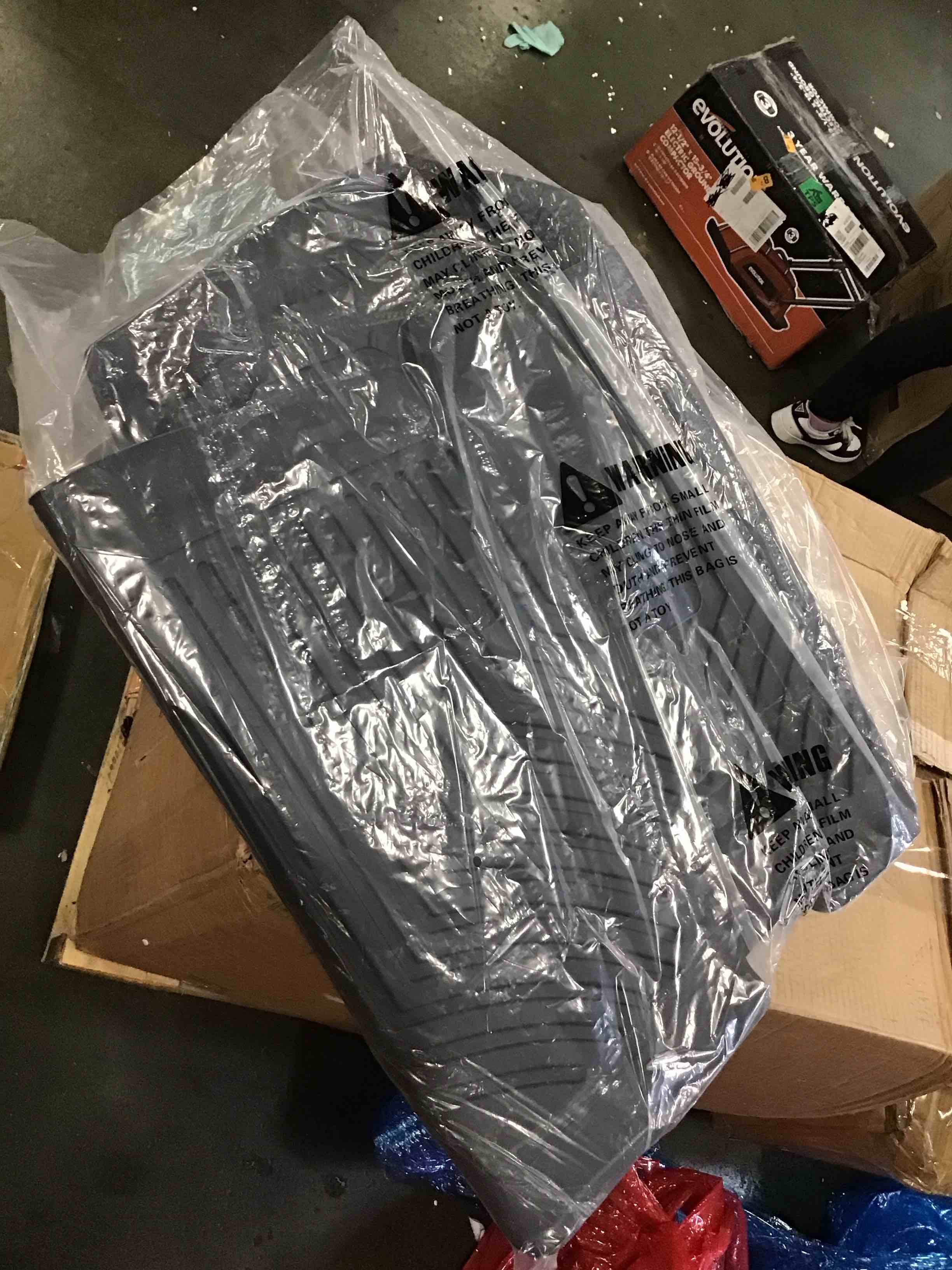 https://s3.amazonaws.com/lotting-images-prod/bidfta/PNK2231270_1746119580906.jpeg
