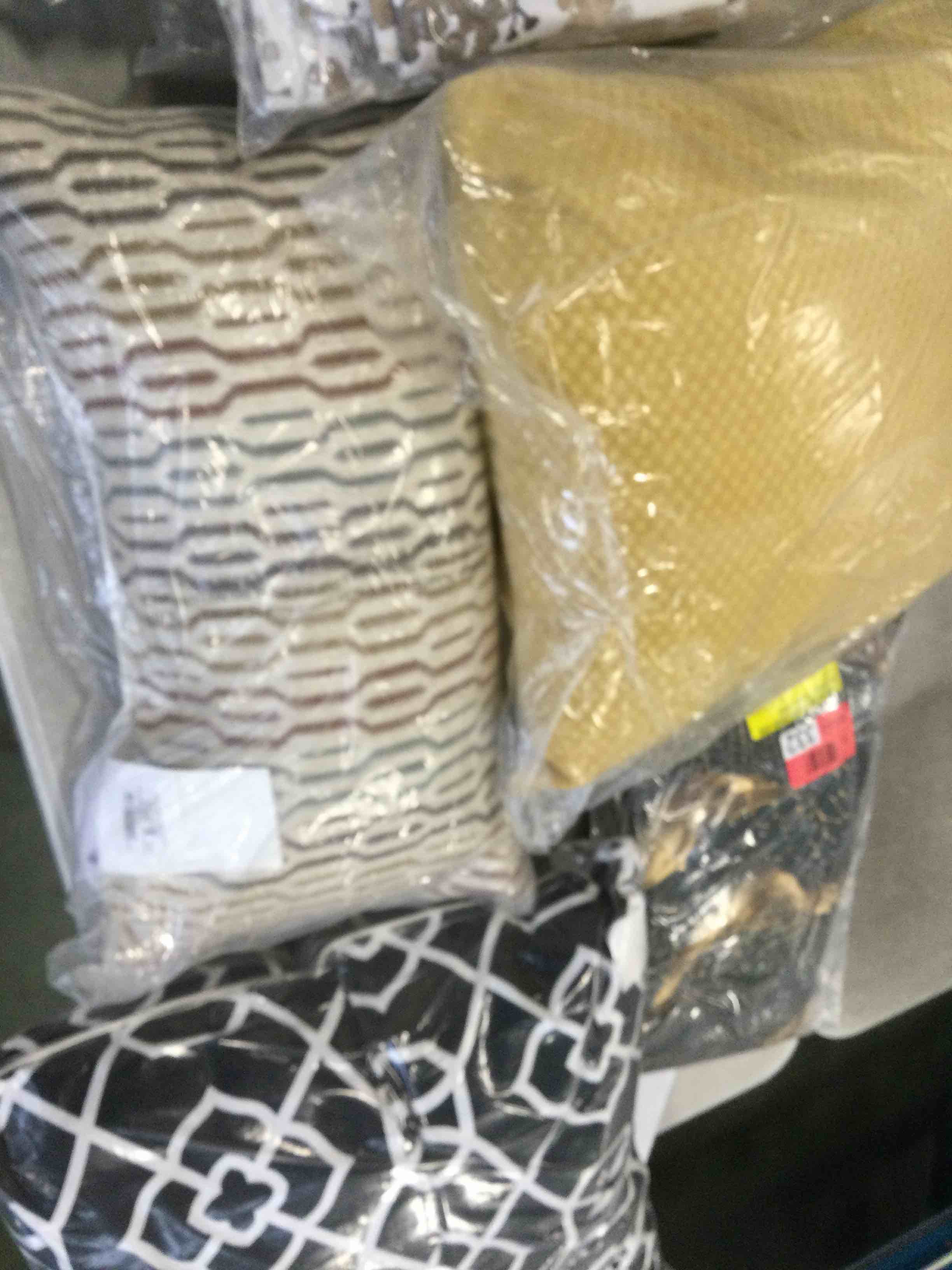 https://s3.amazonaws.com/lotting-images-prod/bidfta/PNK2234476_1745239376499.jpeg