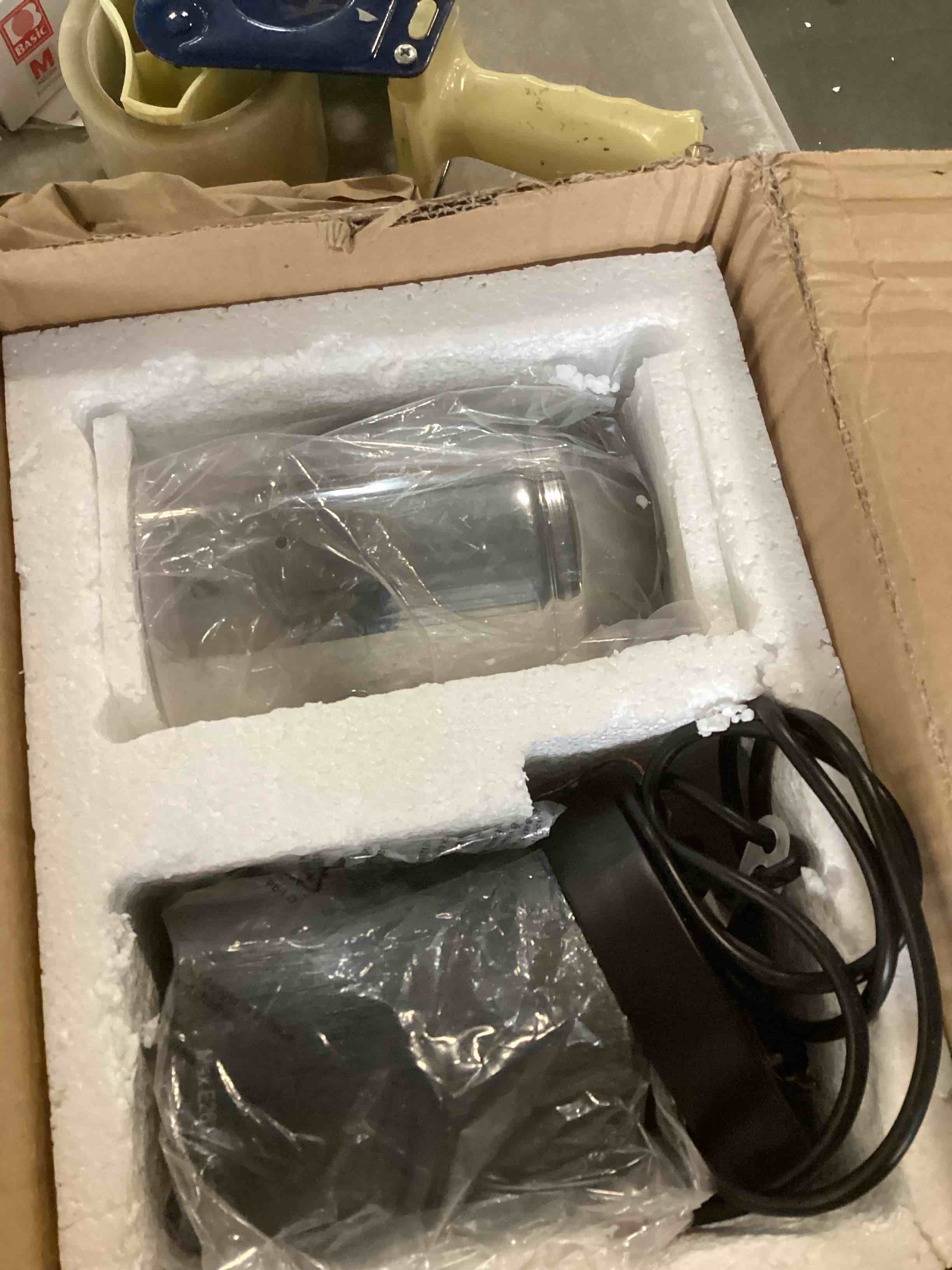 https://s3.amazonaws.com/lotting-images-prod/bidfta/PNK2235090_1745602227859.jpeg