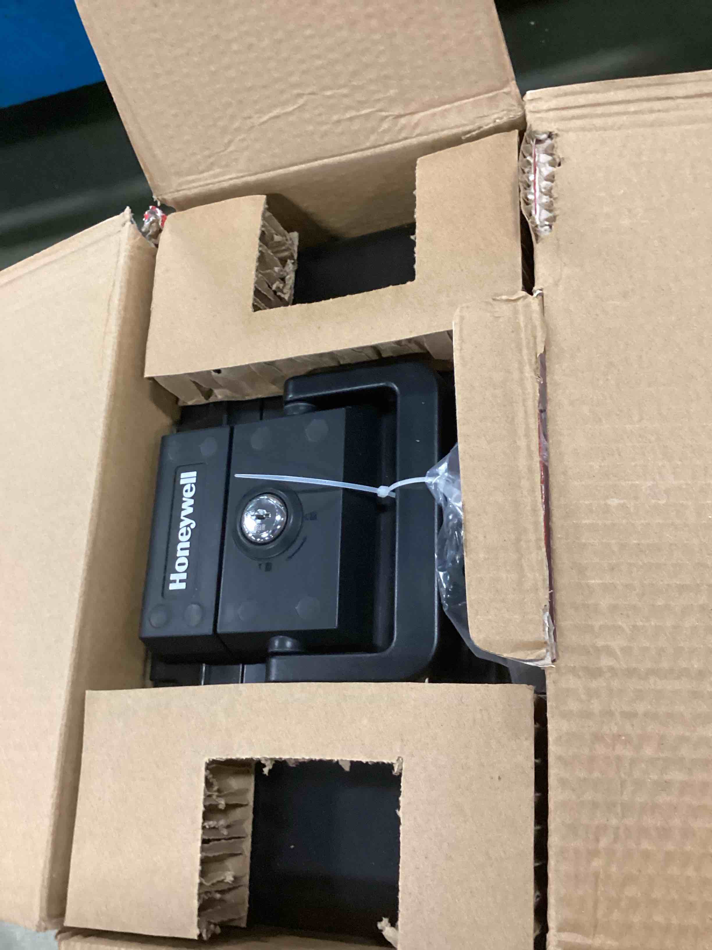 https://s3.amazonaws.com/lotting-images-prod/bidfta/PNK2238061_1743513049401.jpeg