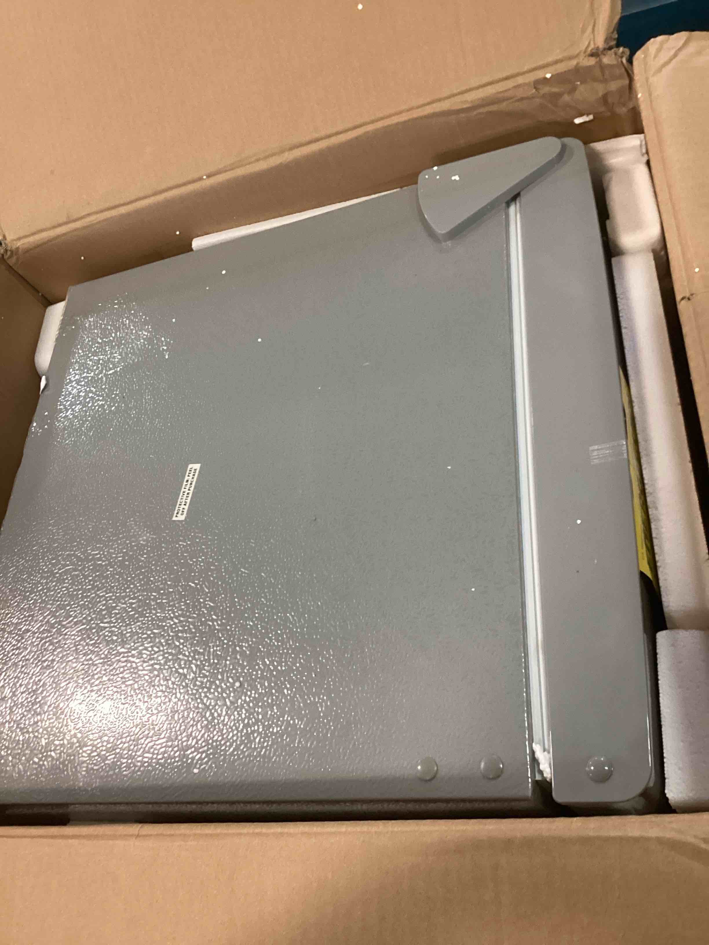 https://s3.amazonaws.com/lotting-images-prod/bidfta/PNK2239805_1743178468101.jpeg