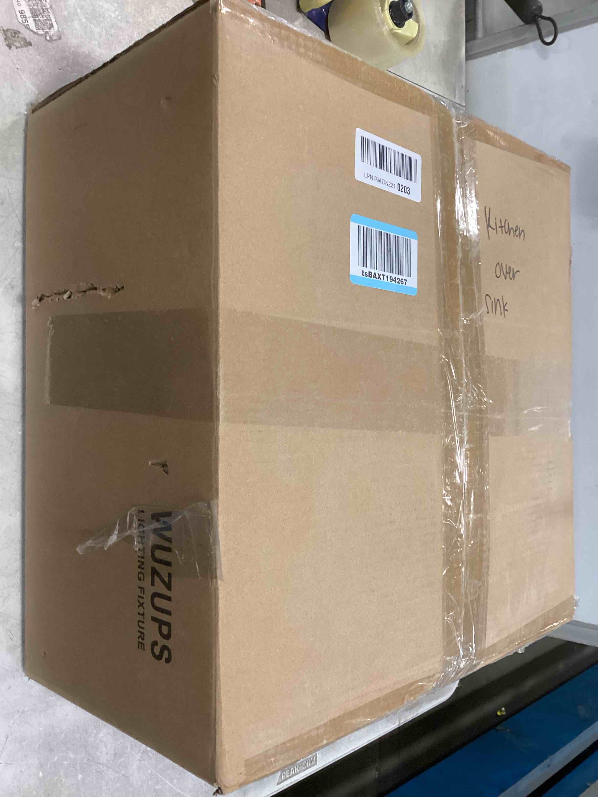 https://s3.amazonaws.com/lotting-images-prod/bidfta/PNK2240709_1743610768406.jpeg